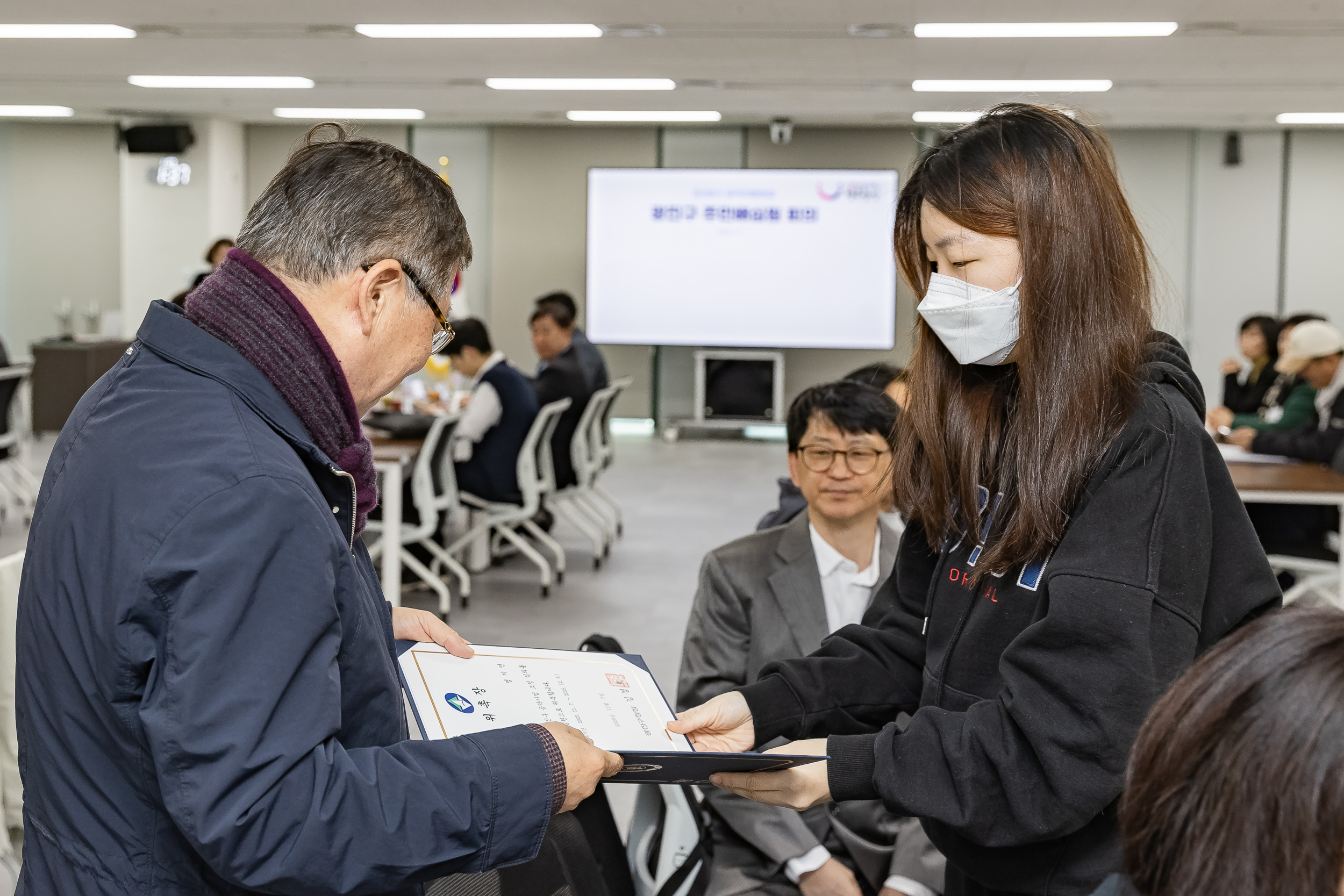 20251107-공약이행점검 주민배심원 위촉장 수여 20251107-1730_L_202001.jpg