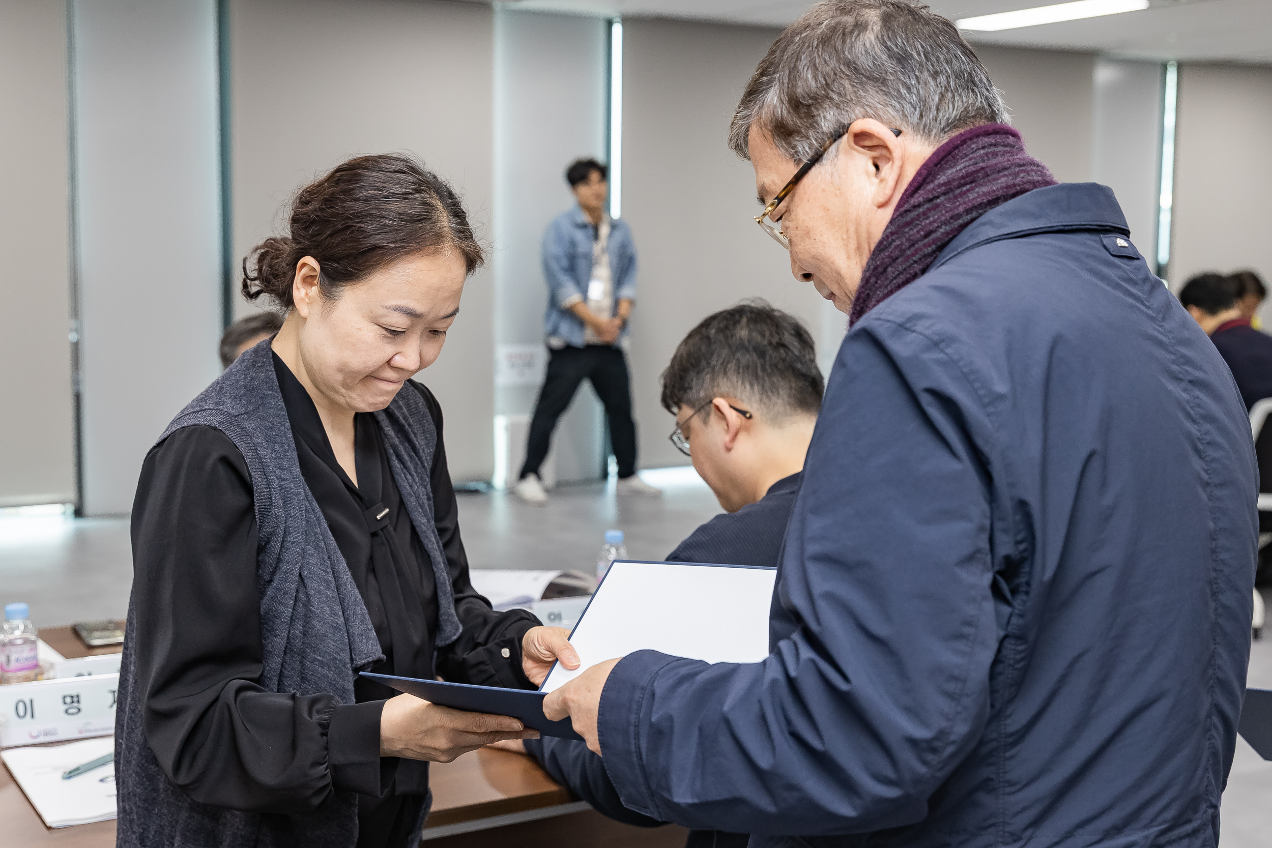 20251107-공약이행점검 주민배심원 위촉장 수여 20251107-1766_L_202001.jpg