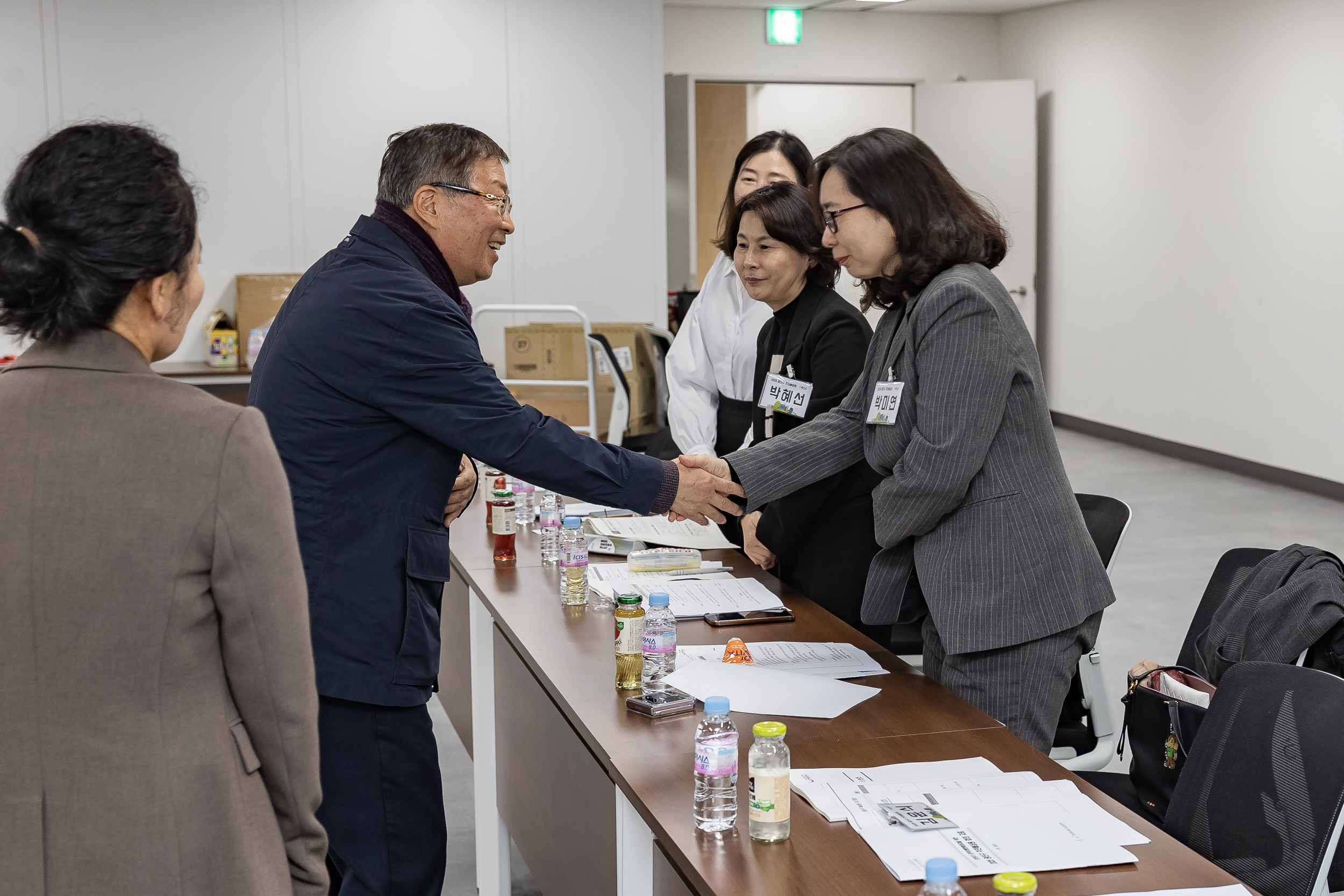 20251107-공약이행점검 주민배심원 위촉장 수여 20251107-1803_L_202002.jpg