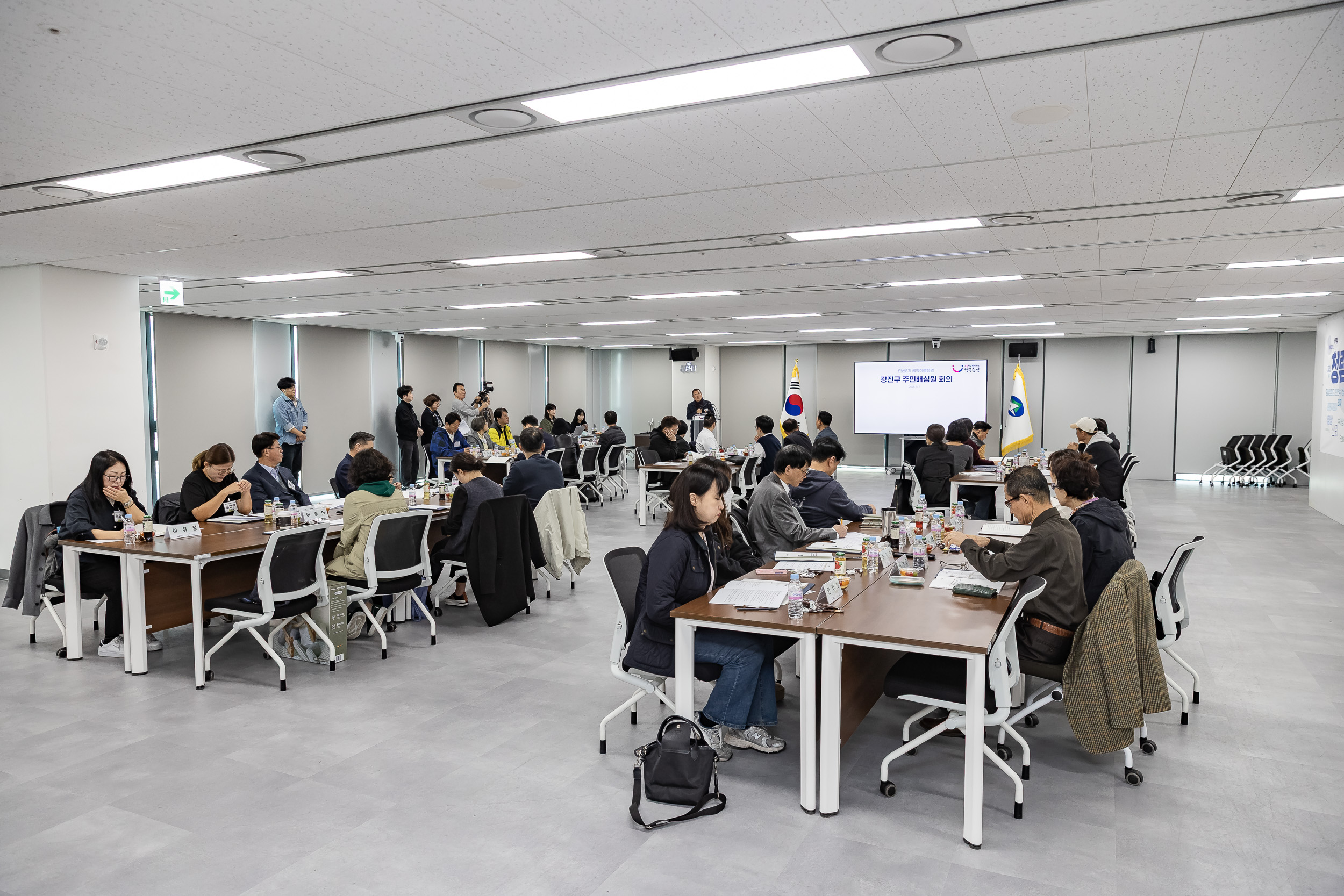 20251107-공약이행점검 주민배심원 위촉장 수여 20251107-1827_L_202002.jpg