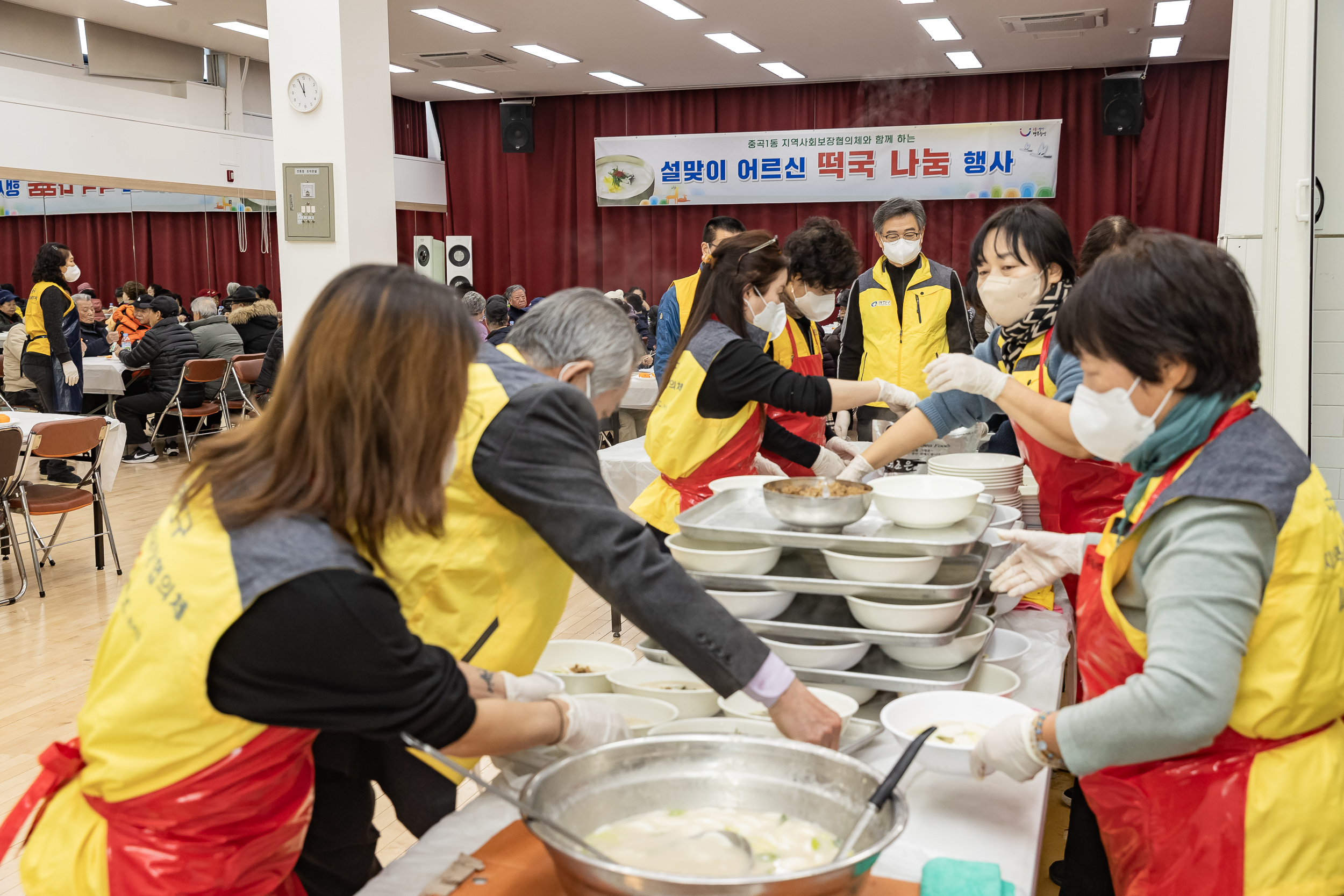 20260127-중곡1동 지역사회보장협의체와 함께하는 설맞이 어르신 떡국 나눔 행사 20260127--2482_L_131805.jpg