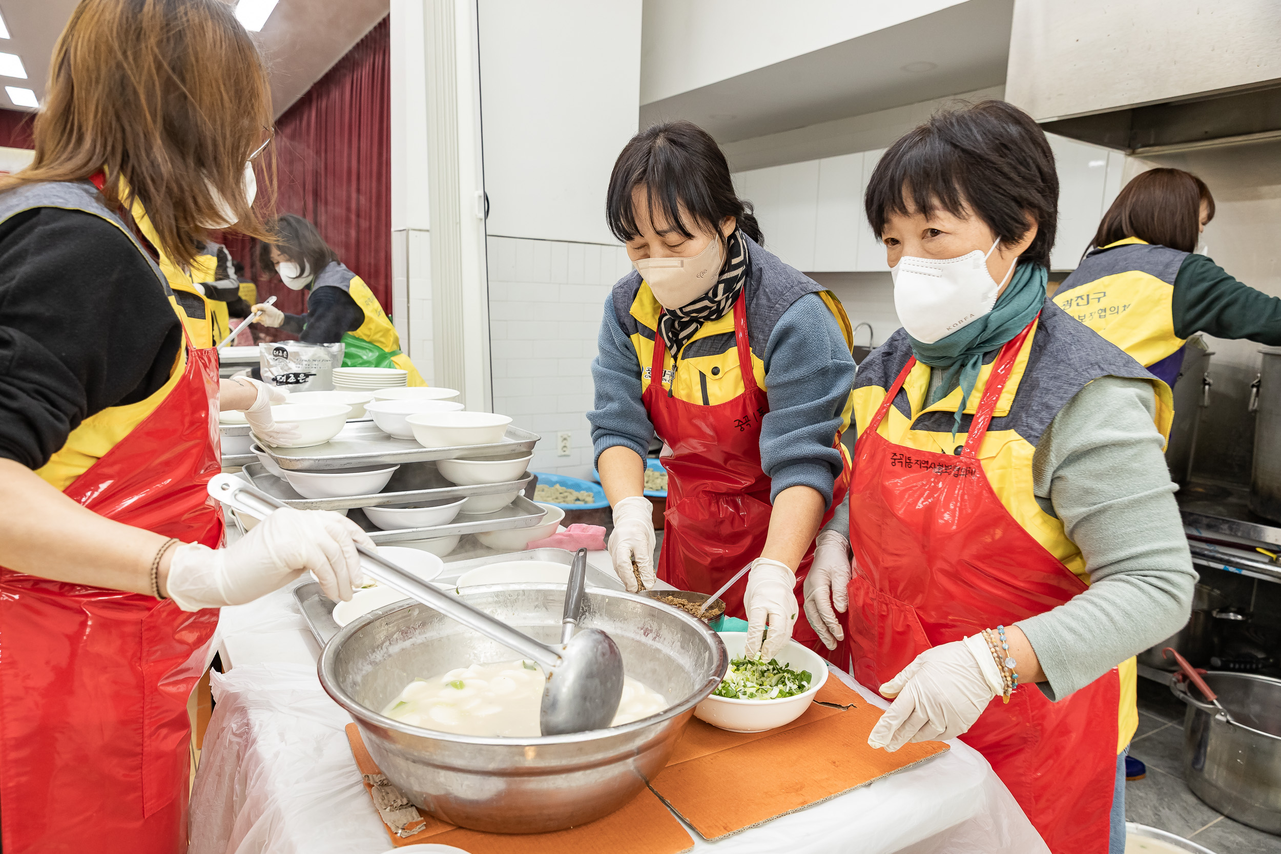 20260127-중곡1동 지역사회보장협의체와 함께하는 설맞이 어르신 떡국 나눔 행사 20260127--2489_L_131805.jpg