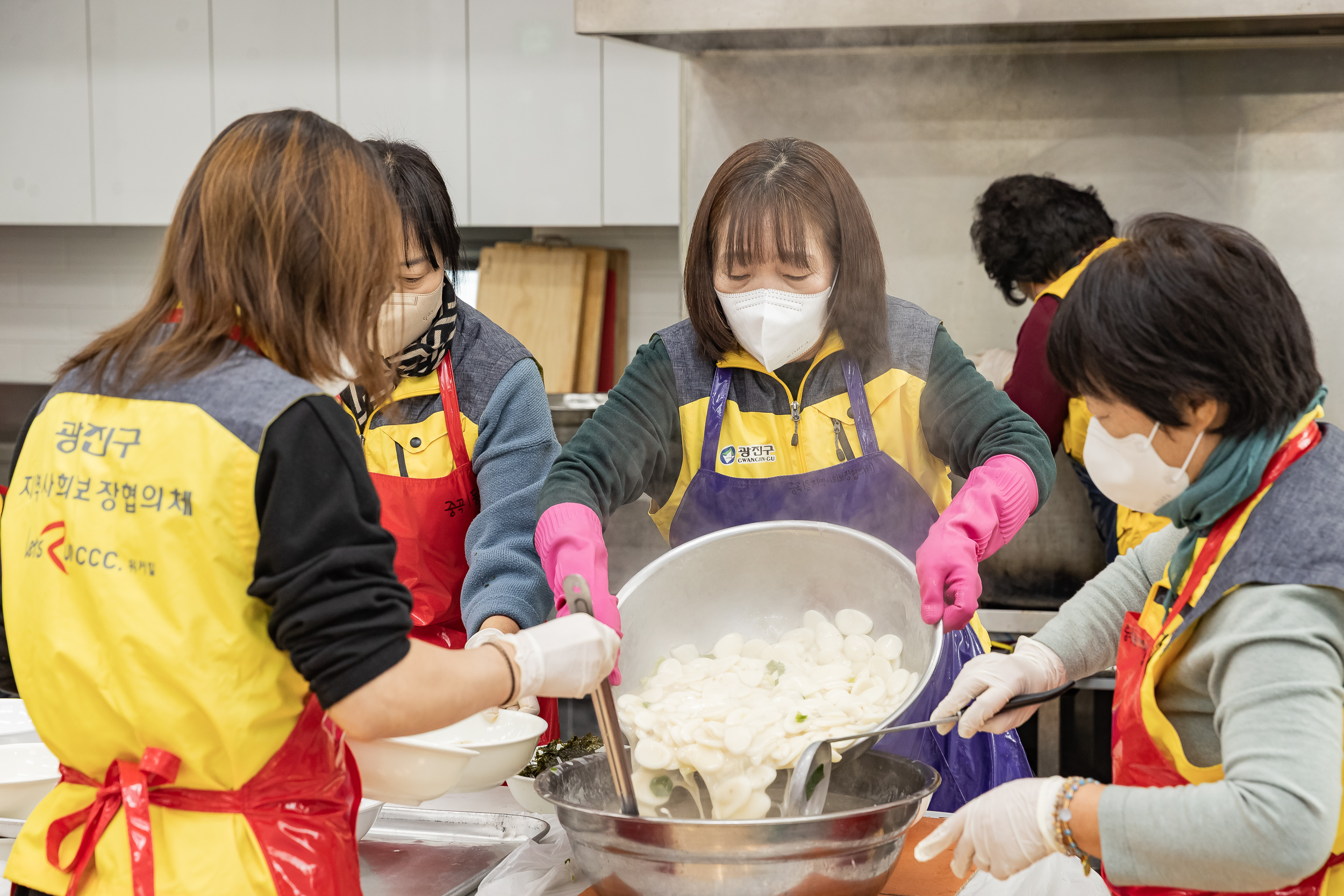 20260127-중곡1동 지역사회보장협의체와 함께하는 설맞이 어르신 떡국 나눔 행사 20260127--2492_L_131805.jpg