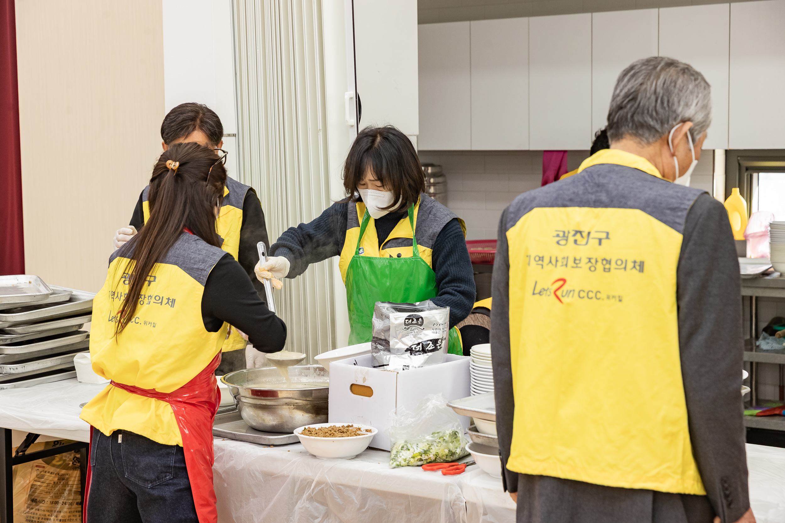 20260127-중곡1동 지역사회보장협의체와 함께하는 설맞이 어르신 떡국 나눔 행사 20260127--2497_L_131805.jpg