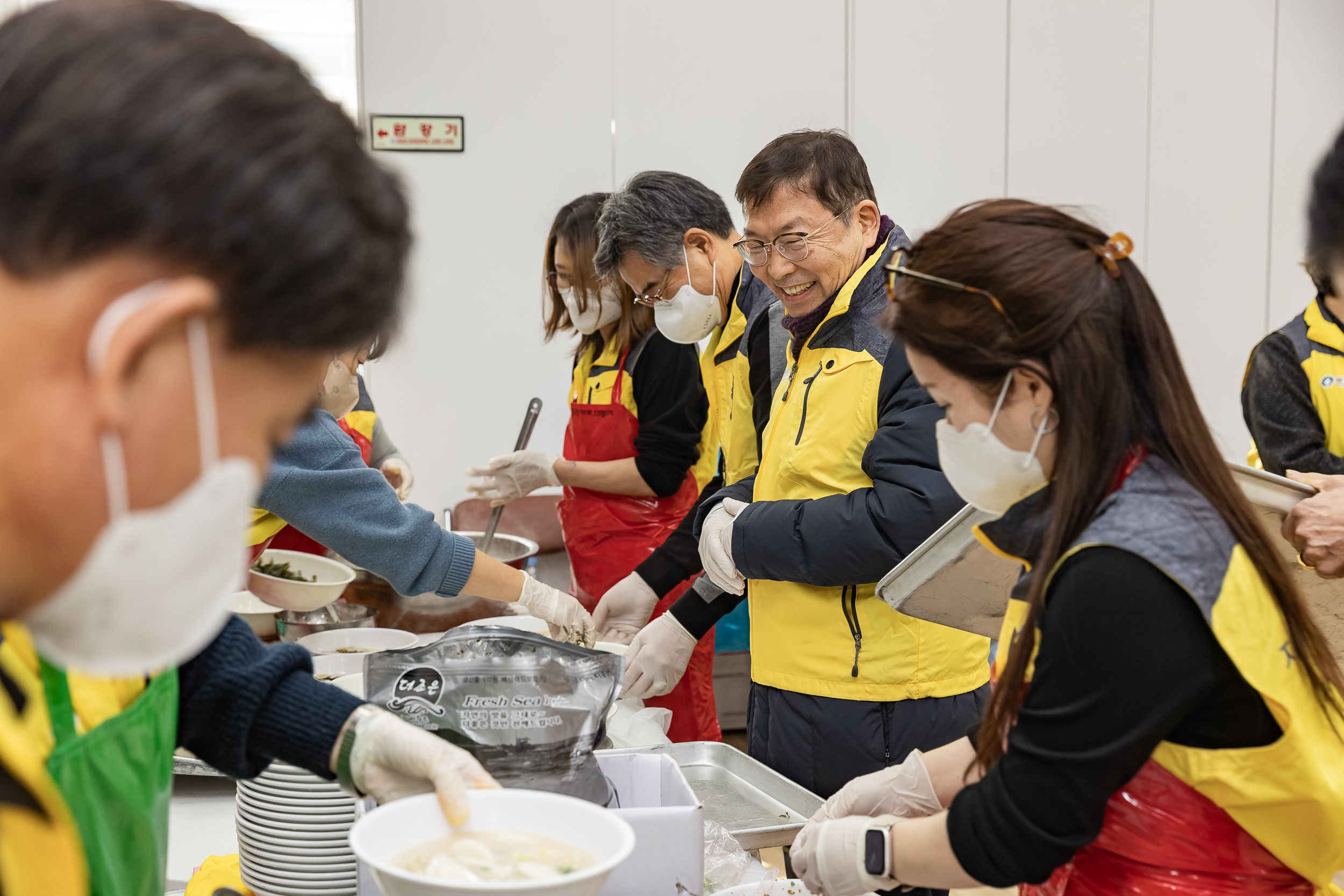 20260127-중곡1동 지역사회보장협의체와 함께하는 설맞이 어르신 떡국 나눔 행사 20260127--2515_L_131805.jpg