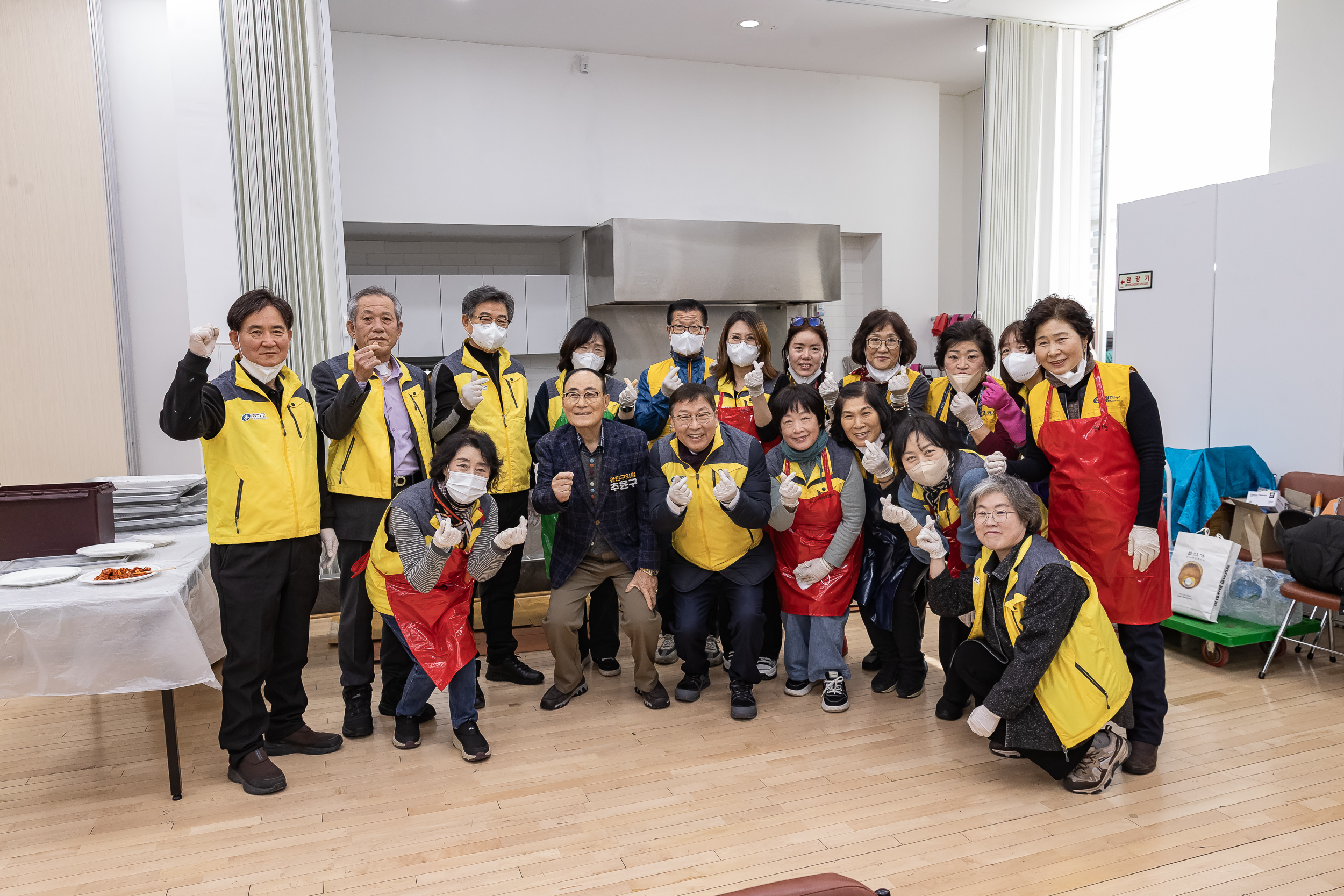 20260127-중곡1동 지역사회보장협의체와 함께하는 설맞이 어르신 떡국 나눔 행사 20260127--2578_L_131805.jpg