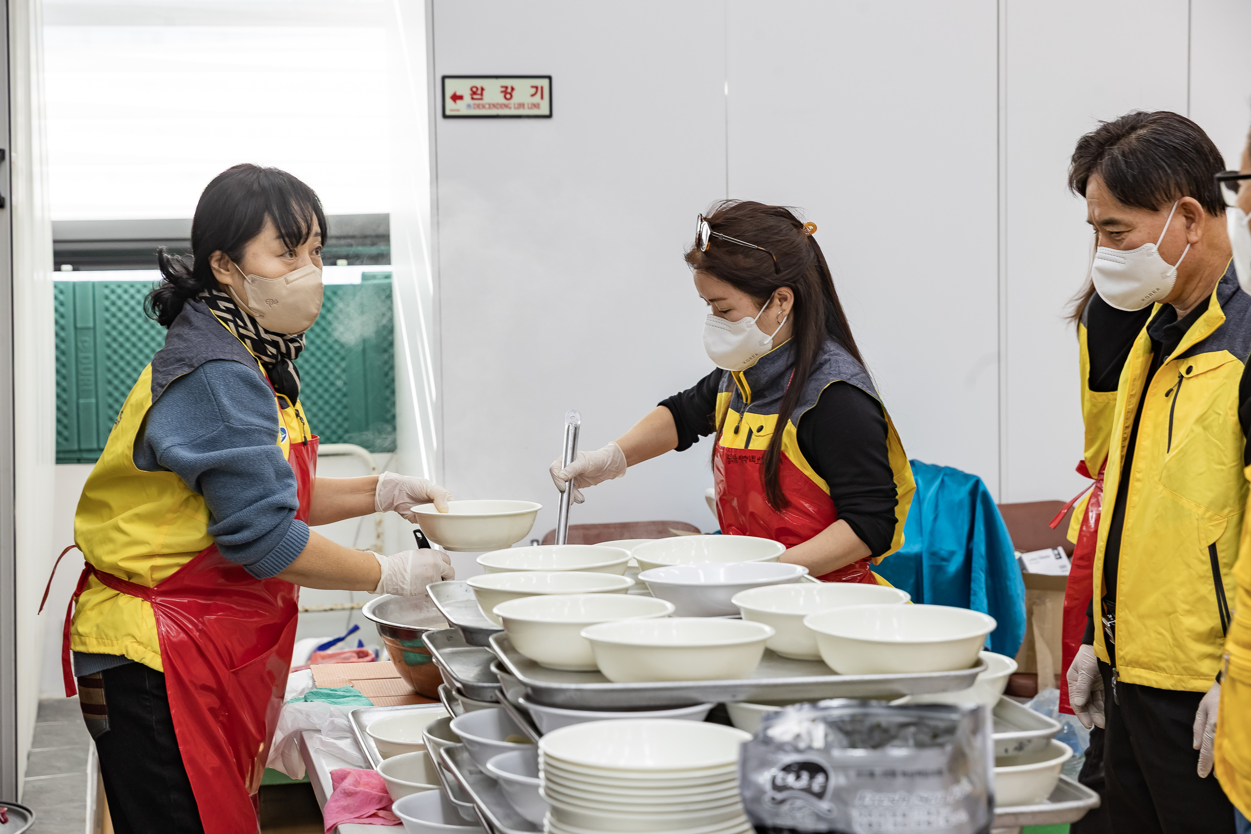 20260127-중곡1동 지역사회보장협의체와 함께하는 설맞이 어르신 떡국 나눔 행사 20260127--2470_L_131805.jpg