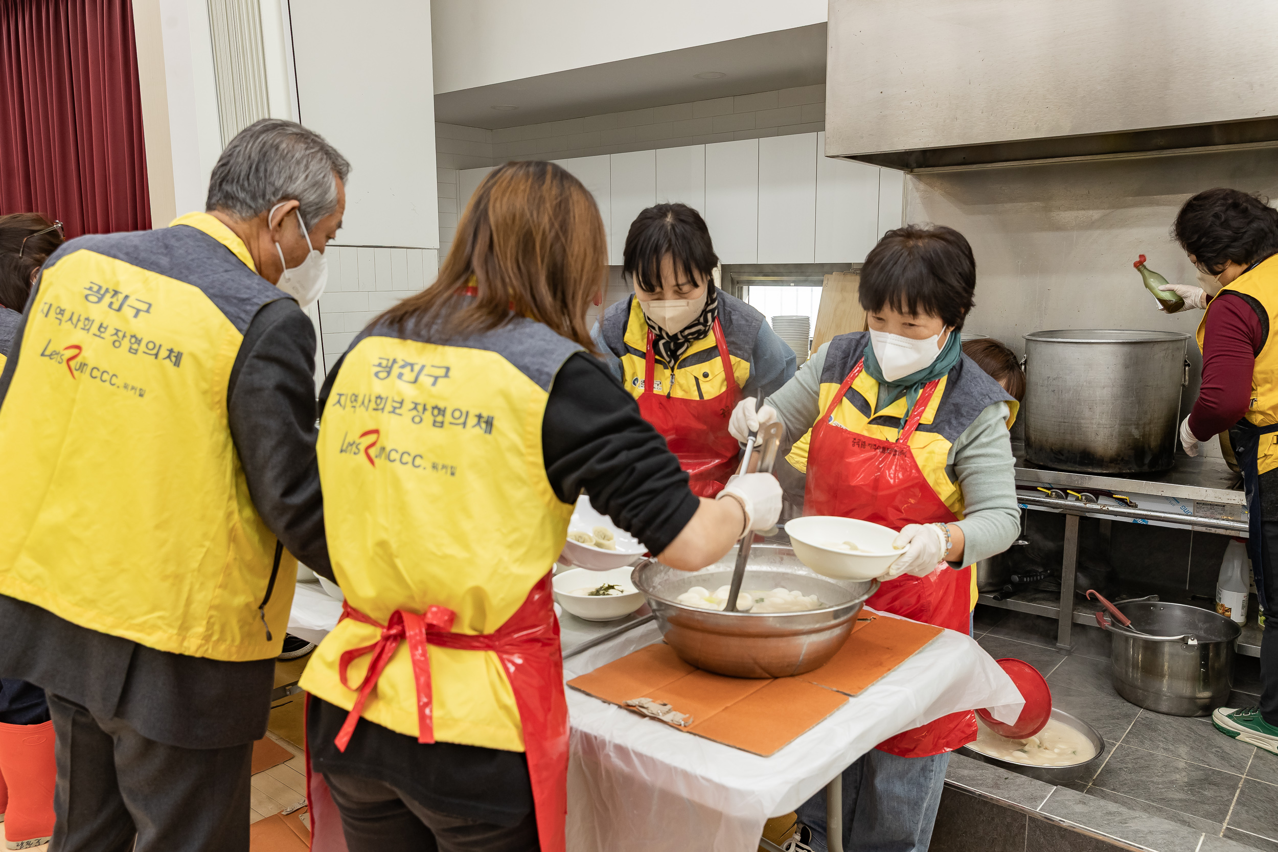 20260127-중곡1동 지역사회보장협의체와 함께하는 설맞이 어르신 떡국 나눔 행사 20260127--2476_L_131805.jpg