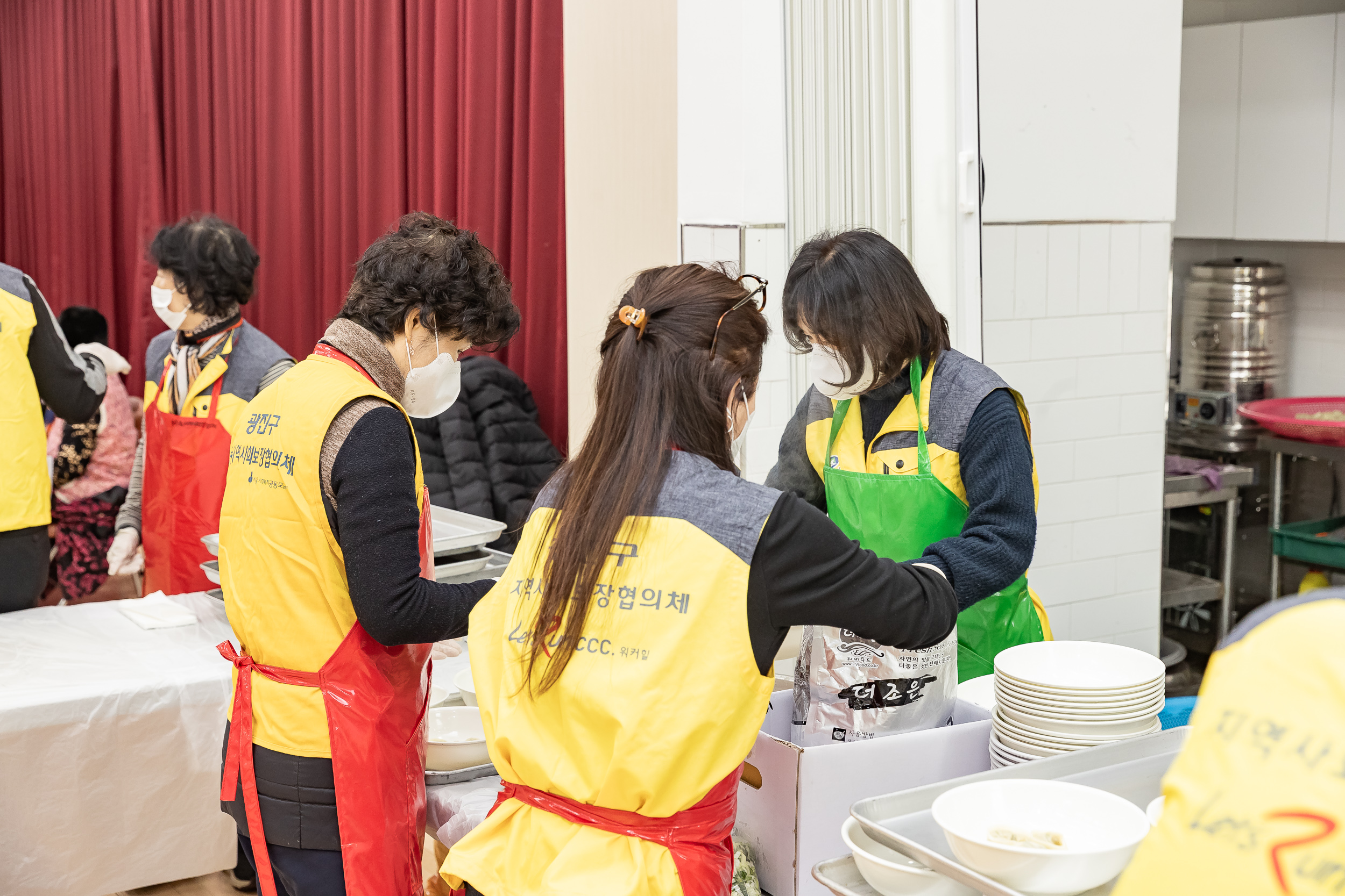 20260127-중곡1동 지역사회보장협의체와 함께하는 설맞이 어르신 떡국 나눔 행사 20260127--2479_L_131805.jpg