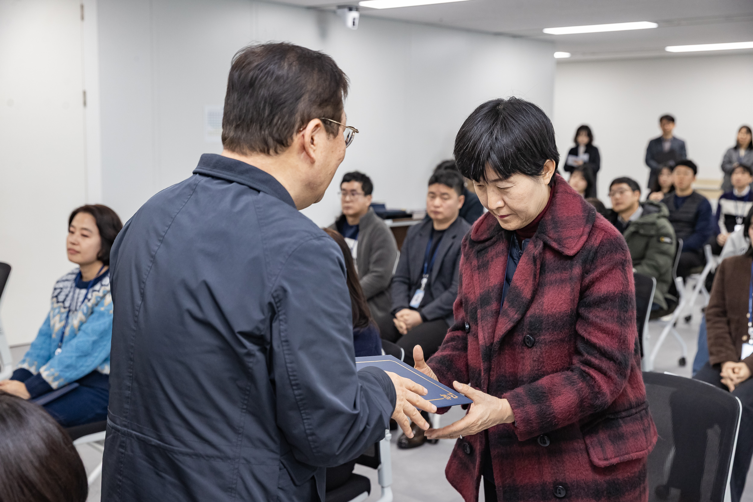 20251226-2026년 상반기 정기인사 발령장 수여식 20251226-55034_L_203815.jpg