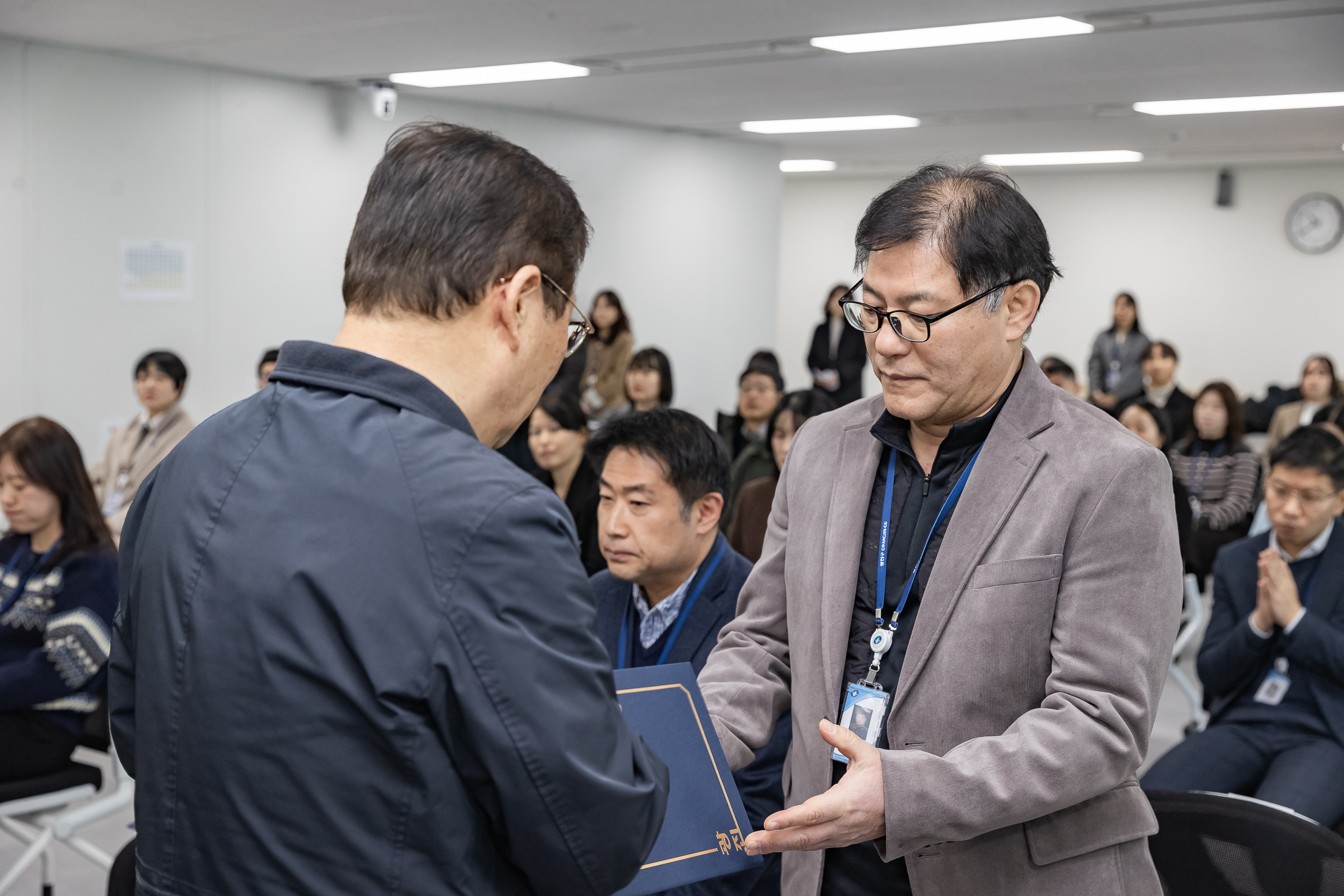 20251226-2026년 상반기 정기인사 발령장 수여식 20251226-55050_L_203815.jpg