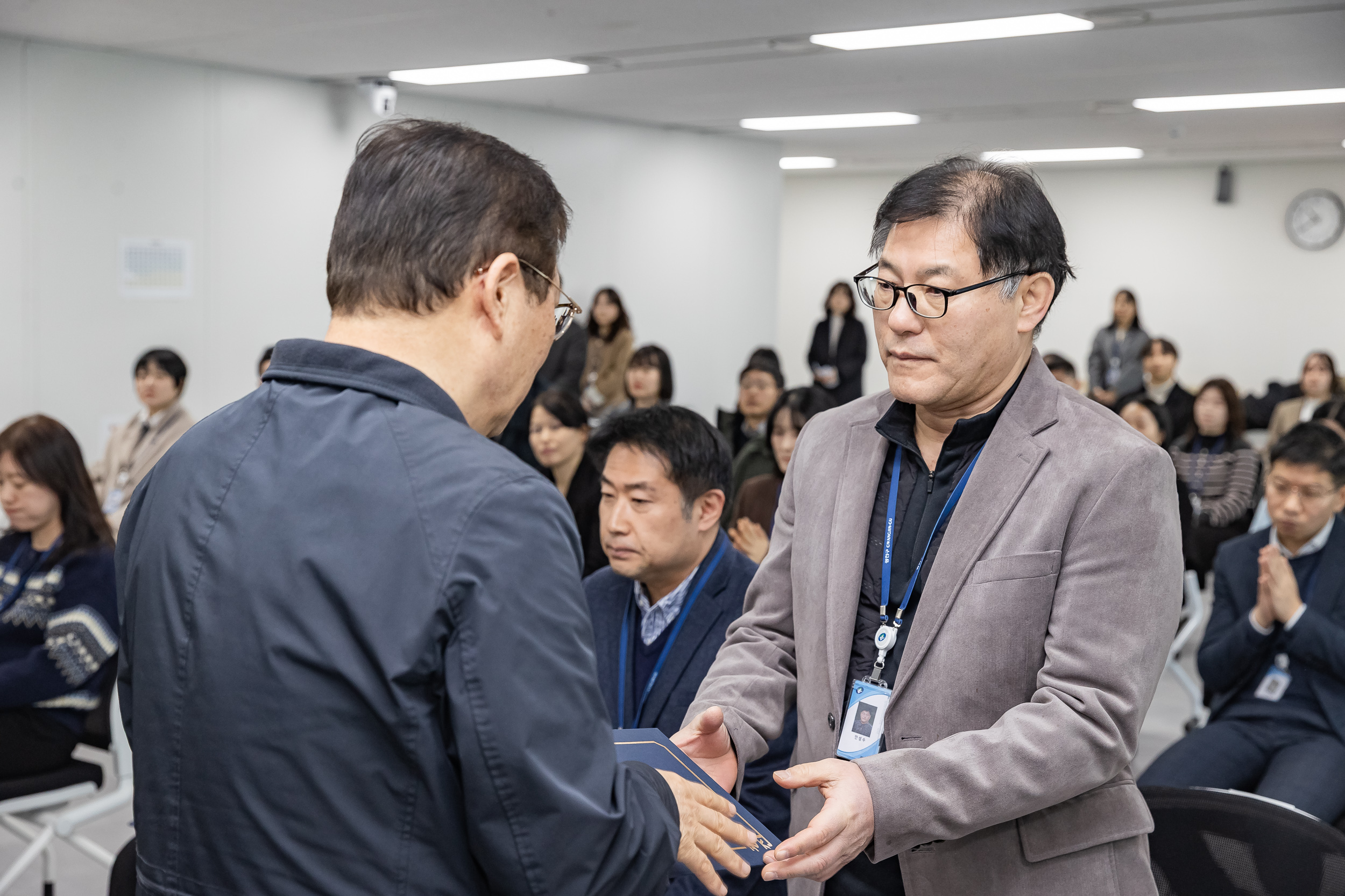 20251226-2026년 상반기 정기인사 발령장 수여식 20251226-55053_L_203815.jpg