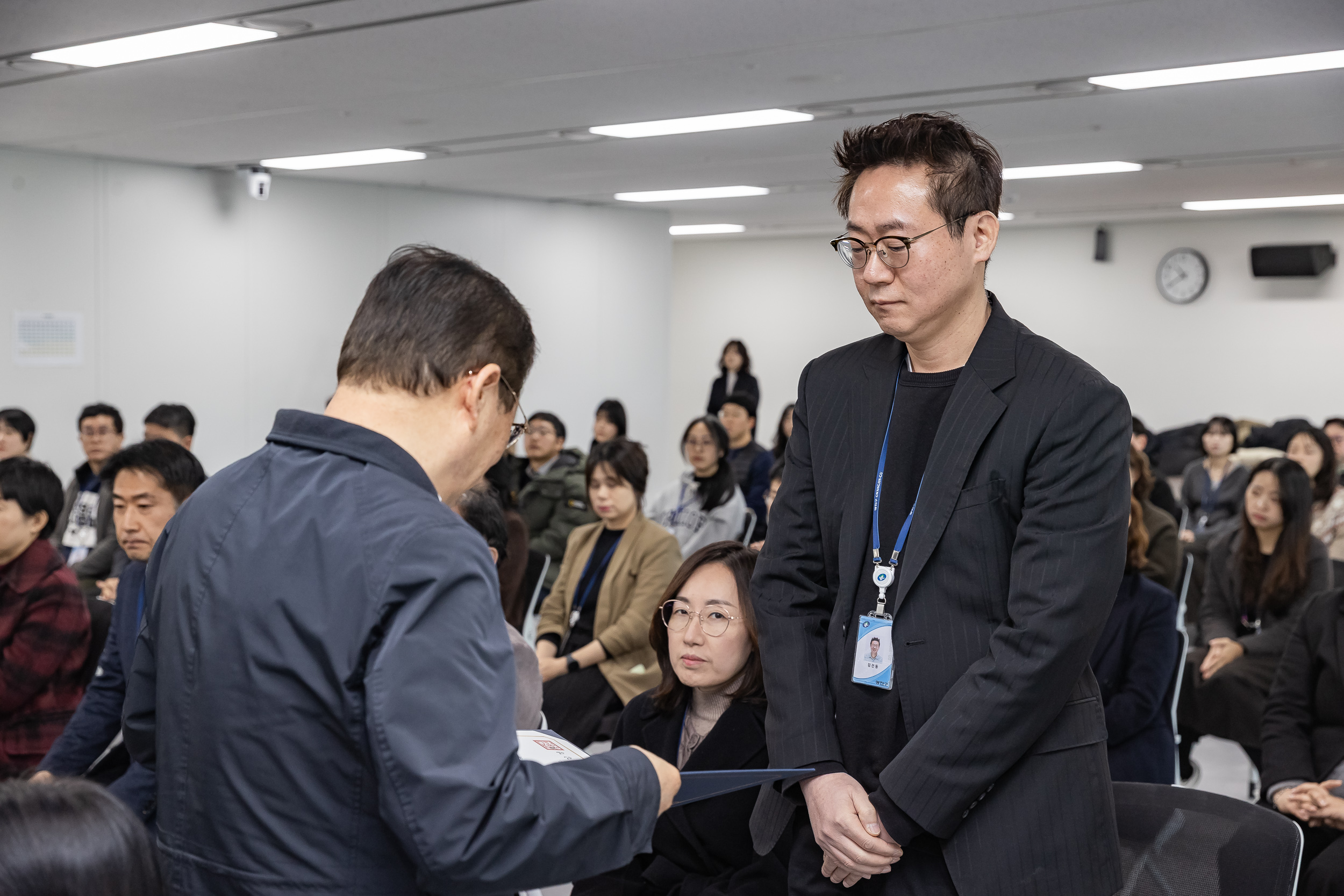 20251226-2026년 상반기 정기인사 발령장 수여식 20251226-55071_L_203816.jpg