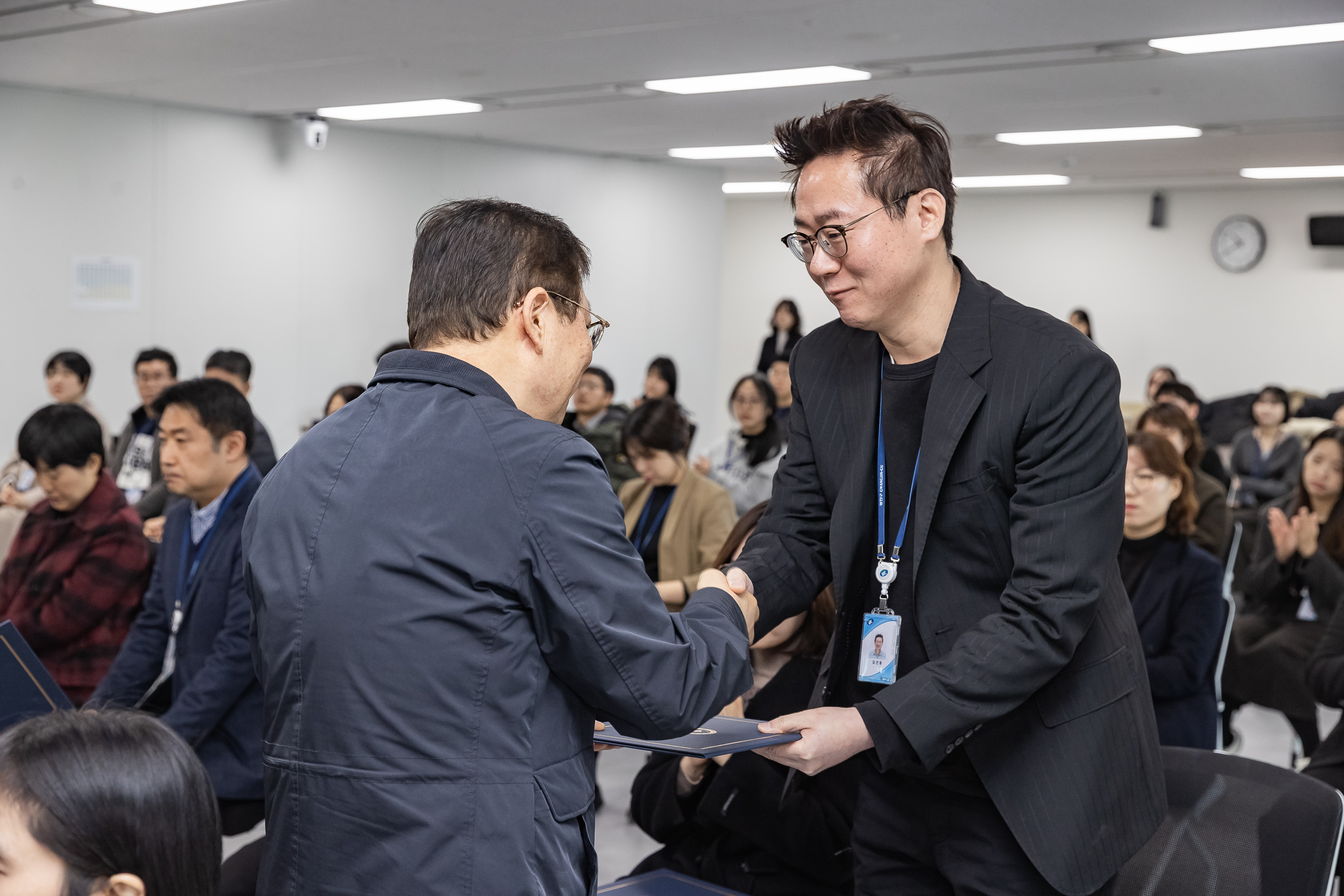 20251226-2026년 상반기 정기인사 발령장 수여식 20251226-55080_L_203816.jpg