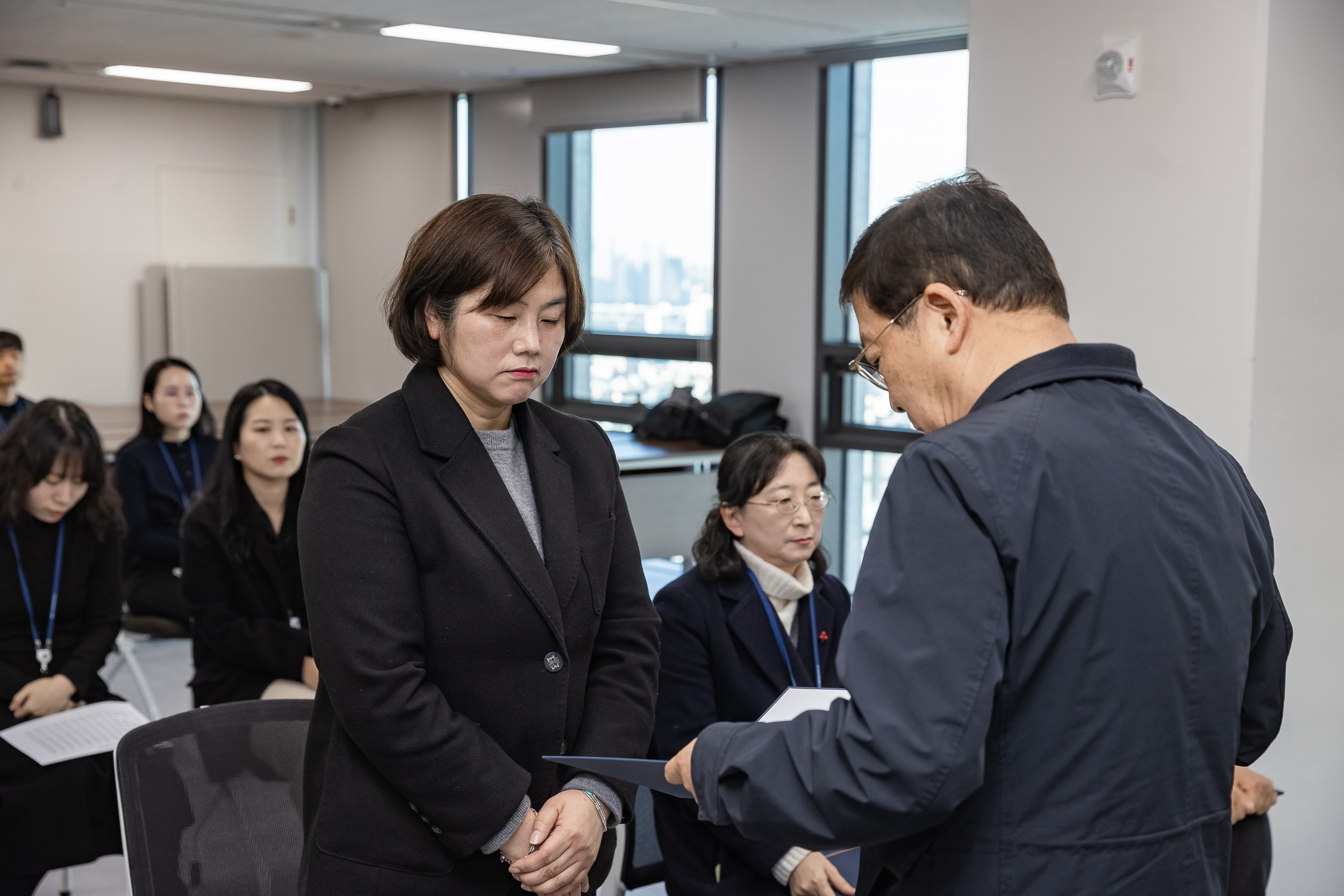 20251226-2026년 상반기 정기인사 발령장 수여식 20251226-55129_L_203816.jpg