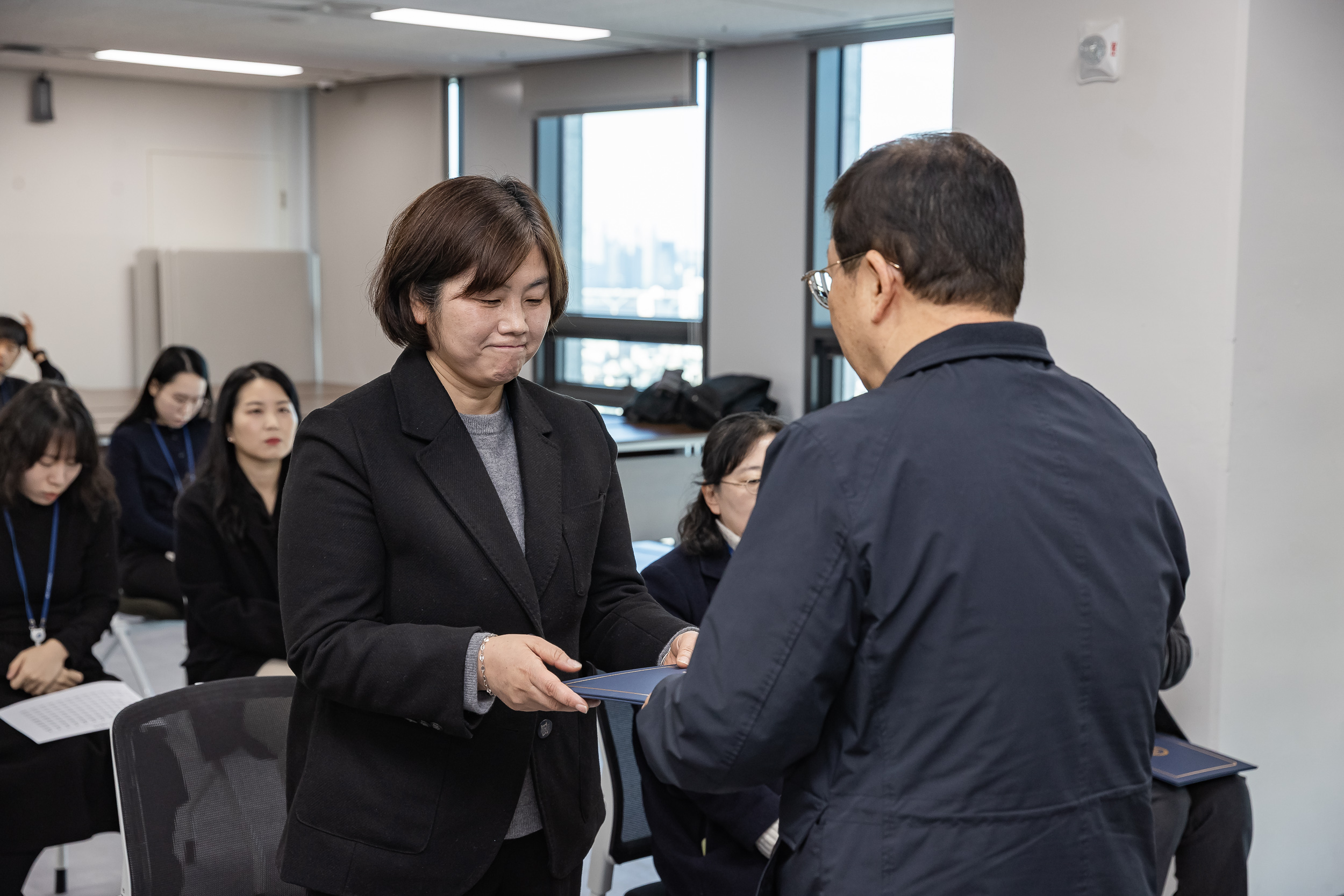 20251226-2026년 상반기 정기인사 발령장 수여식 20251226-55134_L_203816.jpg