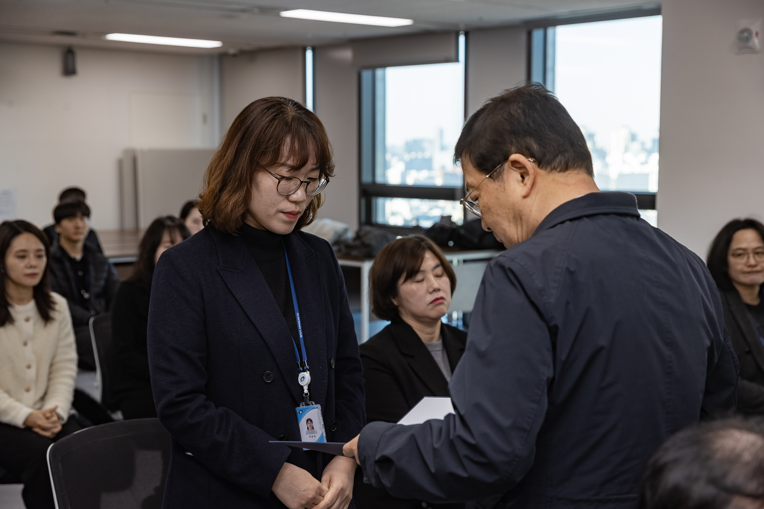 20251226-2026년 상반기 정기인사 발령장 수여식 20251226-55143_L_203816.jpg