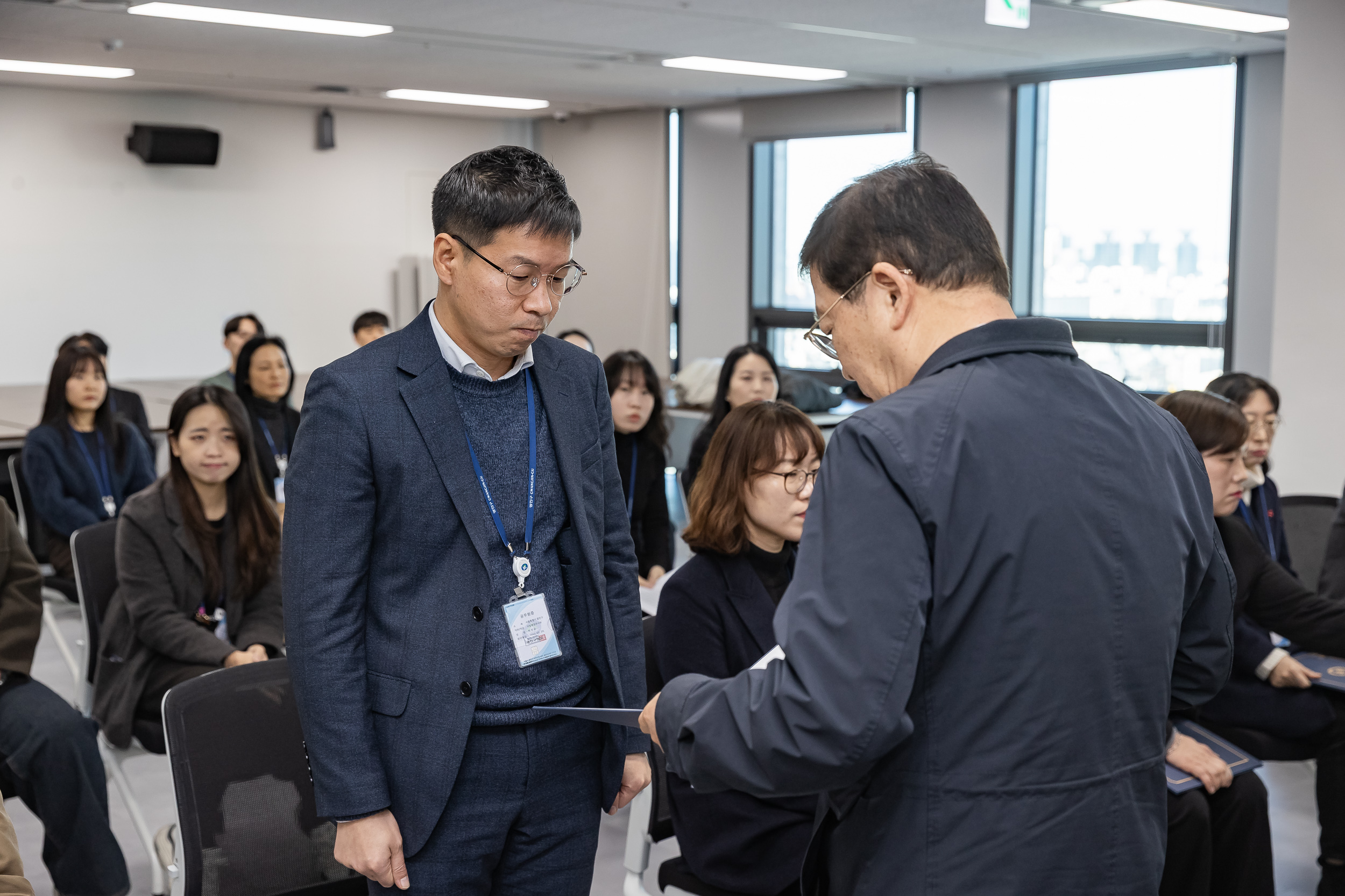 20251226-2026년 상반기 정기인사 발령장 수여식 20251226-55154_L_203816.jpg