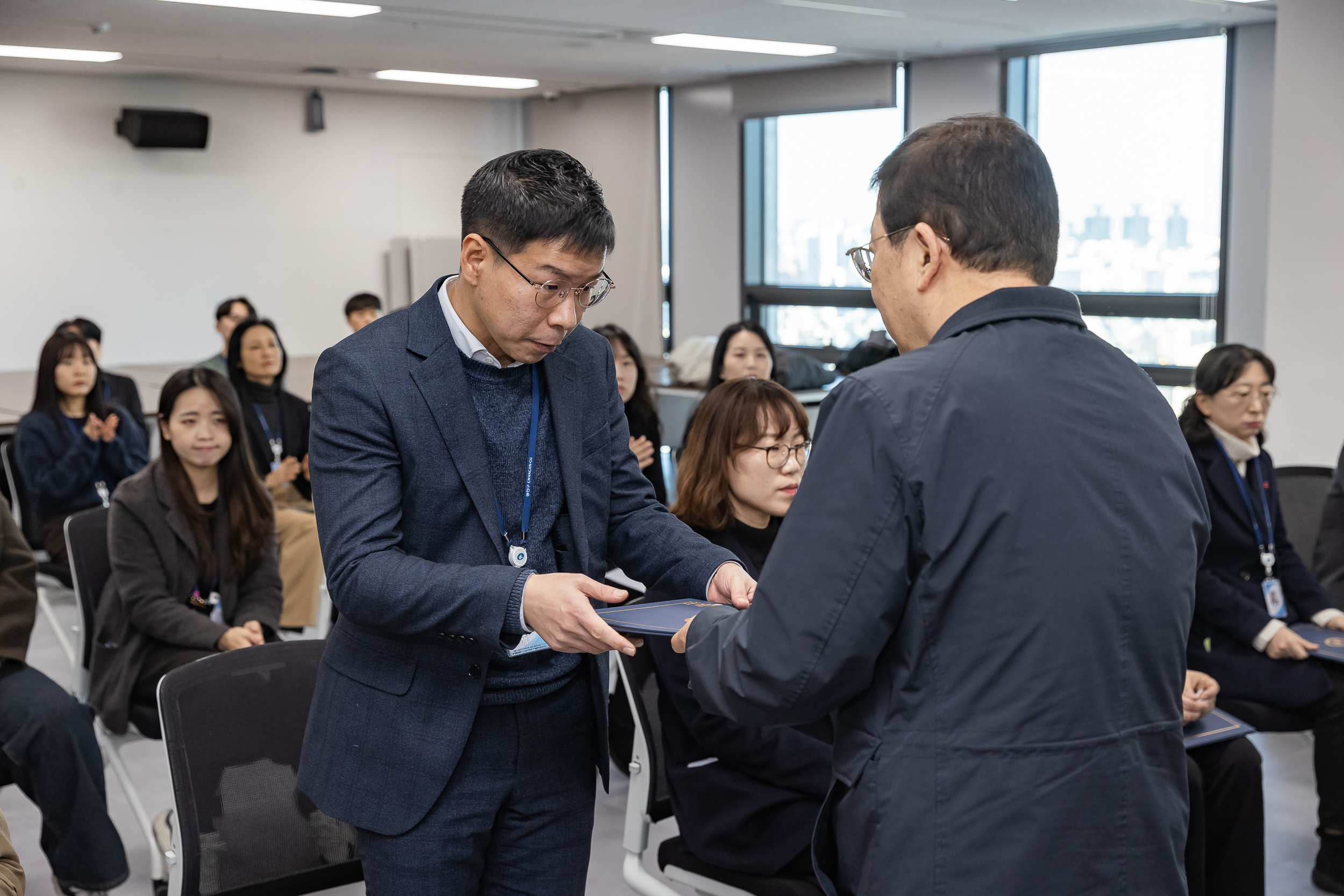 20251226-2026년 상반기 정기인사 발령장 수여식 20251226-55160_L_203816.jpg