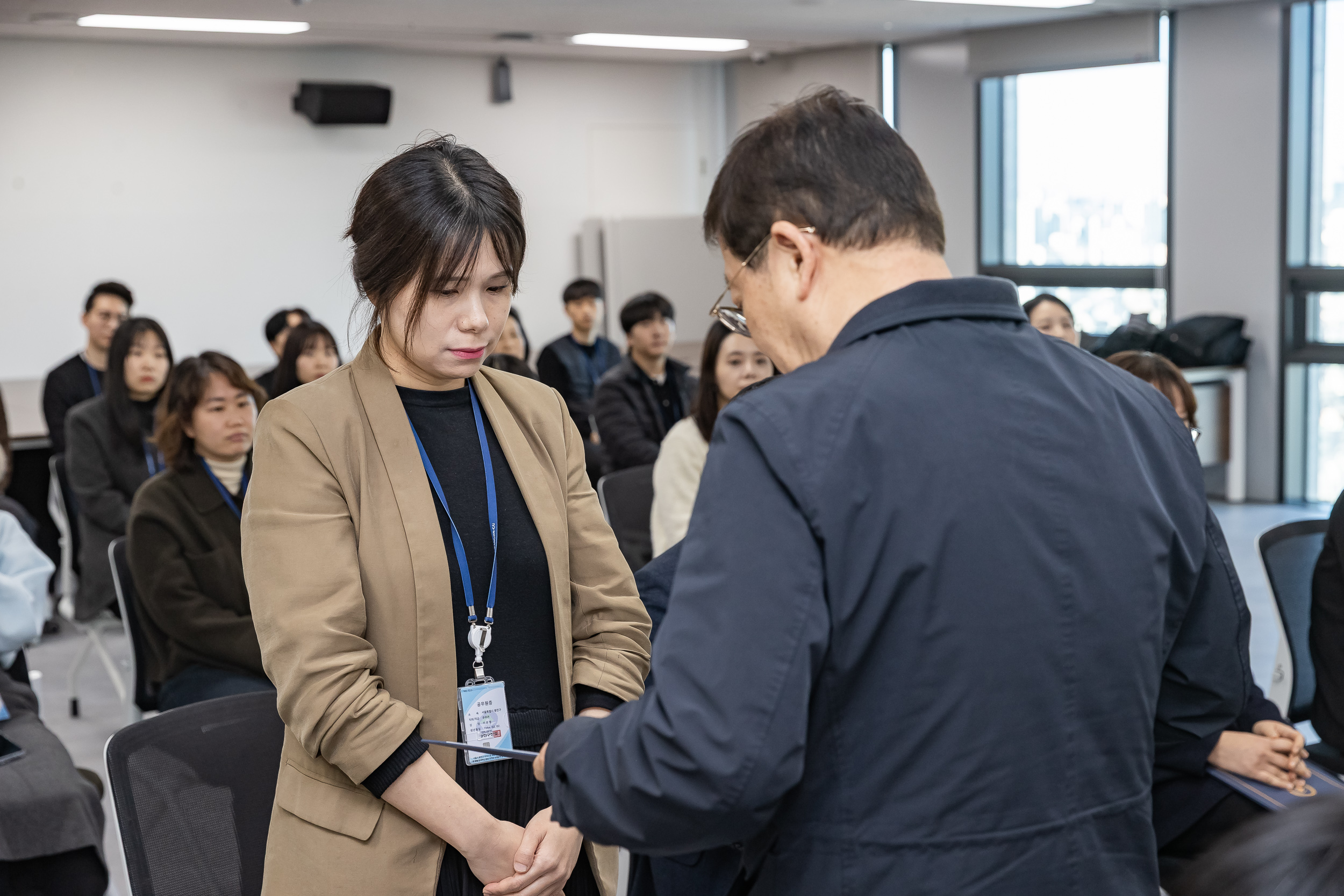 20251226-2026년 상반기 정기인사 발령장 수여식 20251226-55167_L_203816.jpg