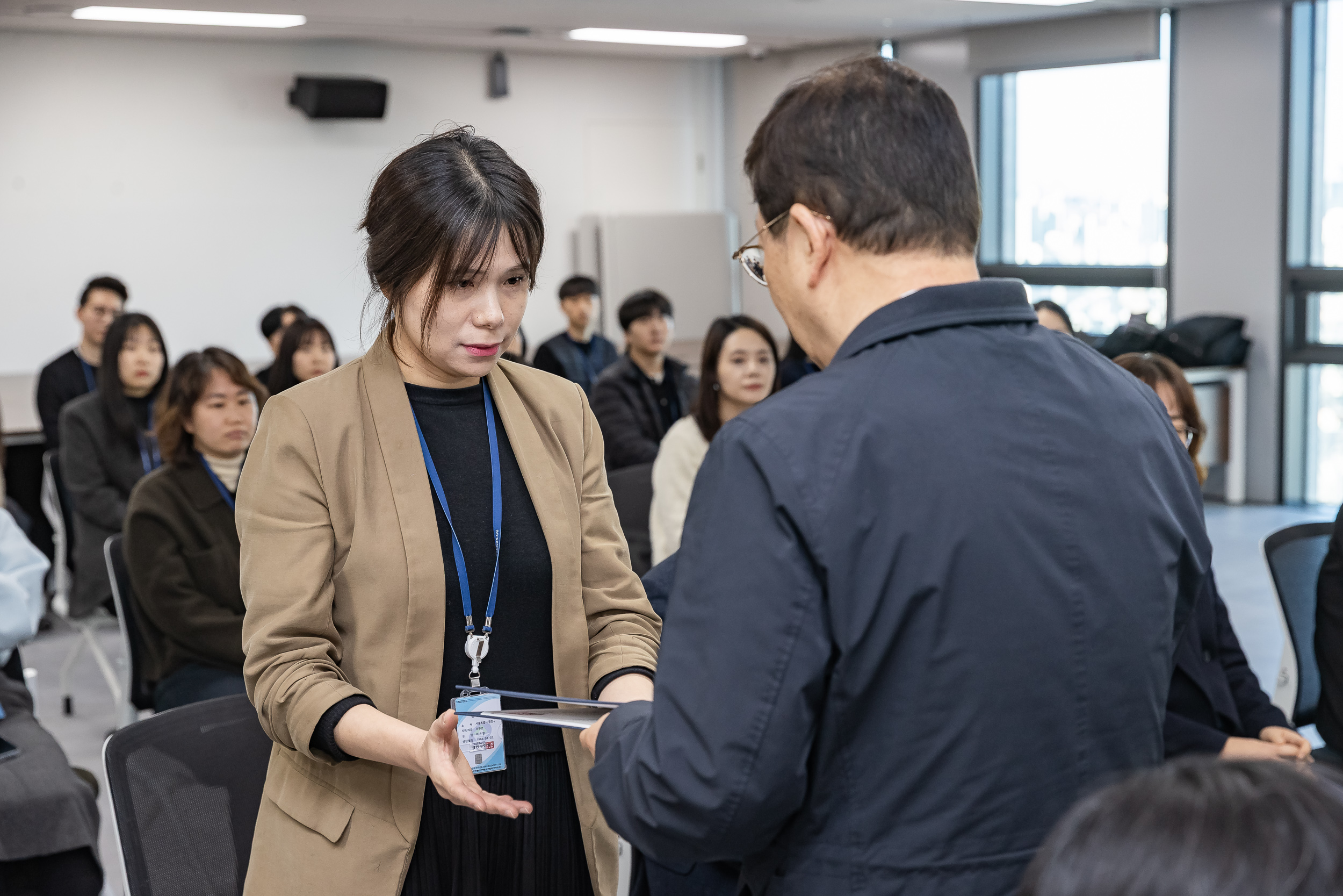 20251226-2026년 상반기 정기인사 발령장 수여식 20251226-55171_L_203816.jpg