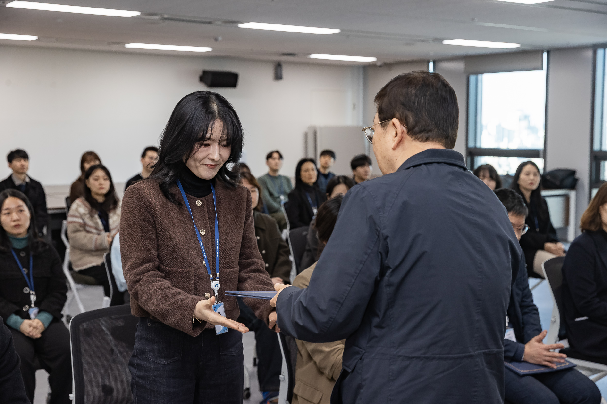 20251226-2026년 상반기 정기인사 발령장 수여식 20251226-55183_L_203816.jpg