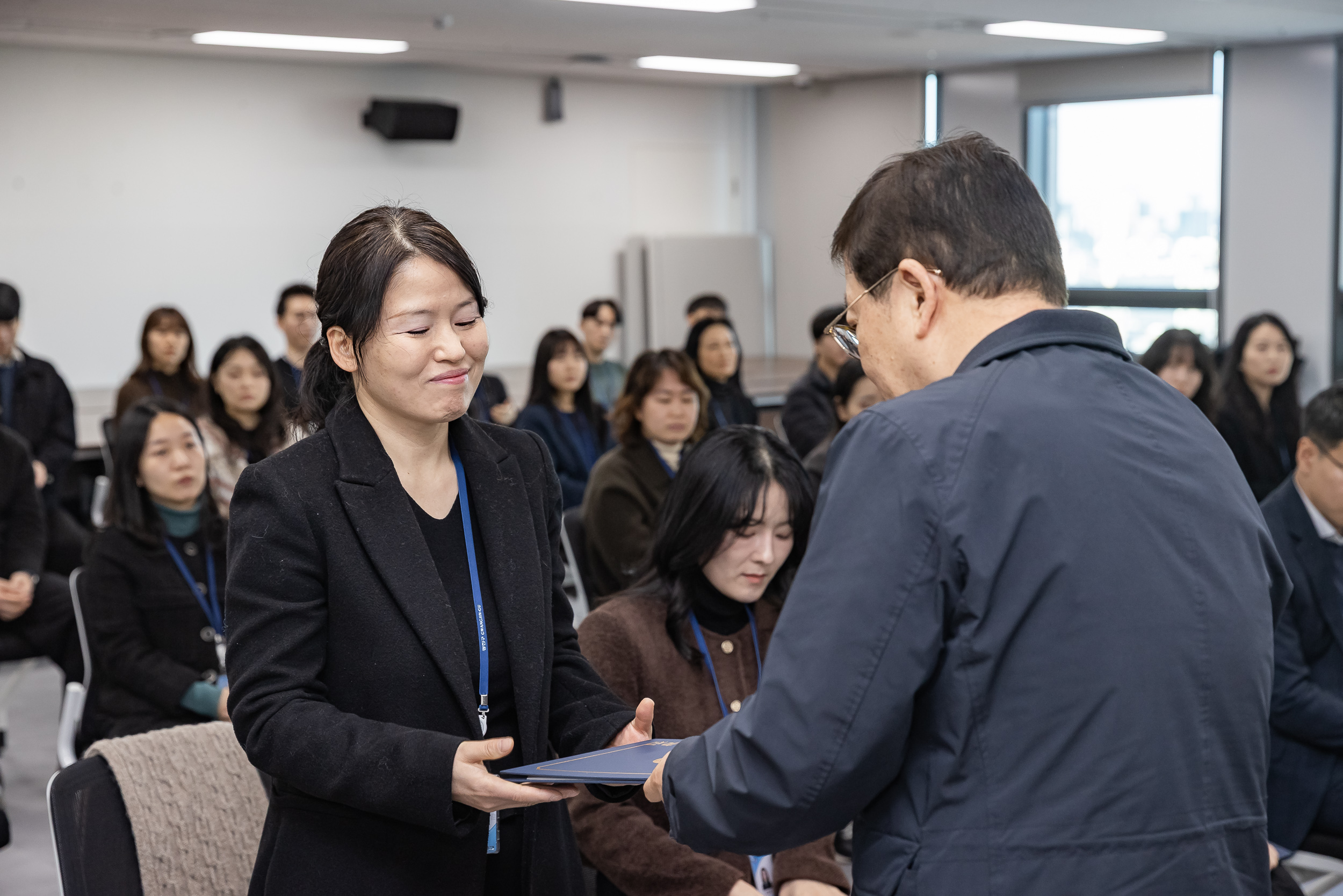20251226-2026년 상반기 정기인사 발령장 수여식 20251226-55191_L_203816.jpg
