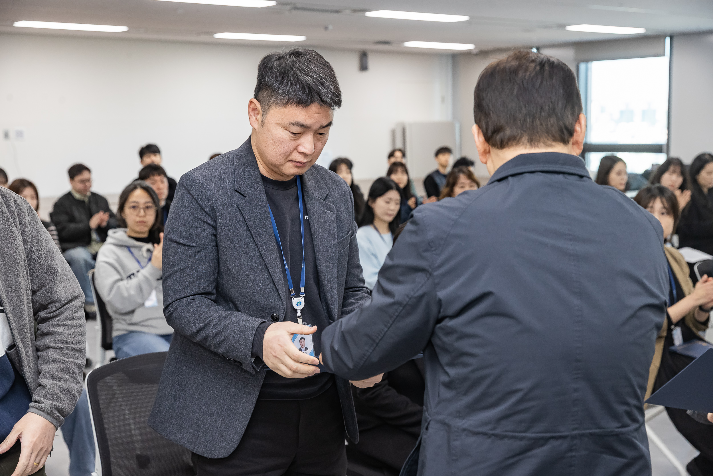 20251226-2026년 상반기 정기인사 발령장 수여식 20251226-55202_L_203817.jpg