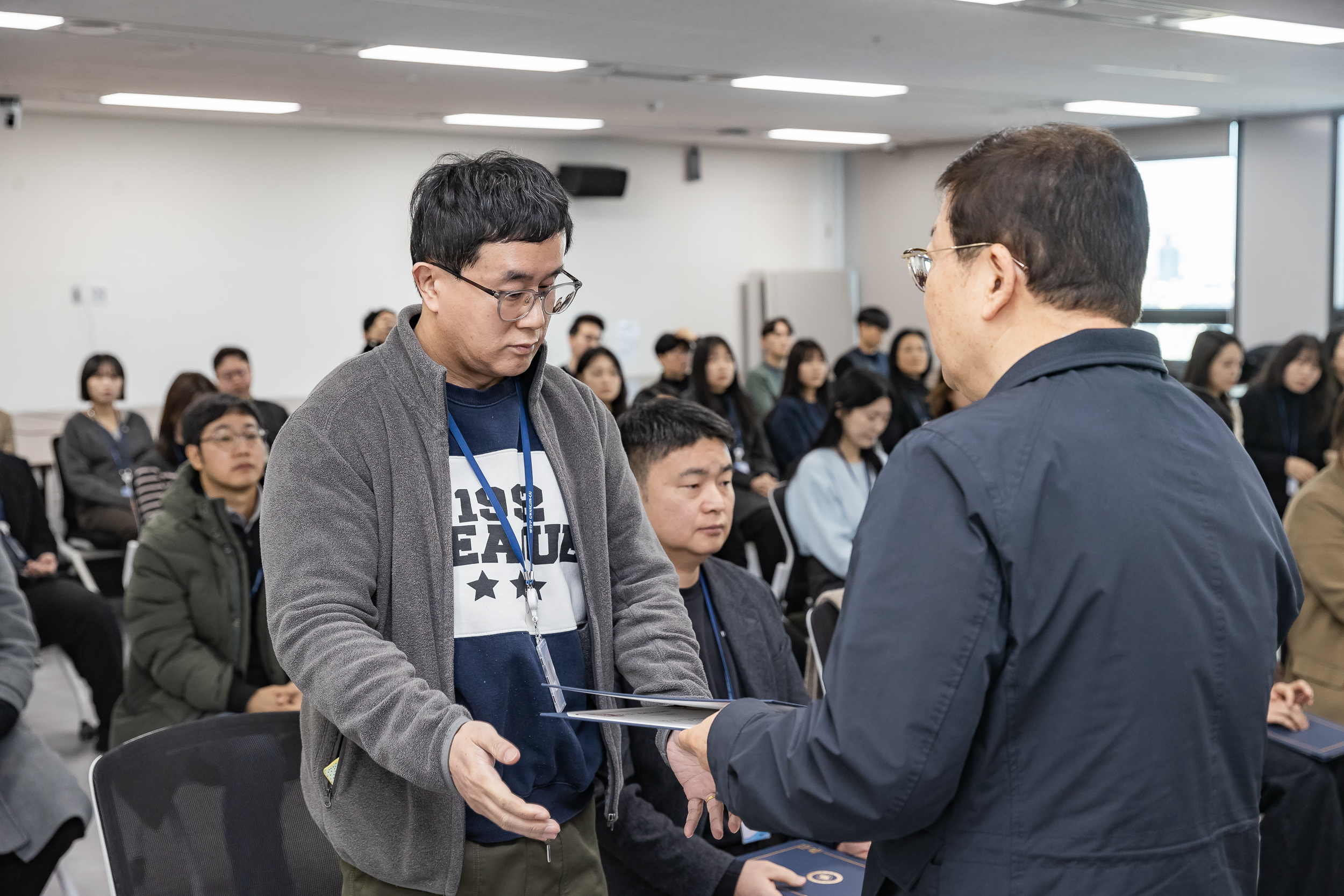 20251226-2026년 상반기 정기인사 발령장 수여식 20251226-55206_L_203817.jpg