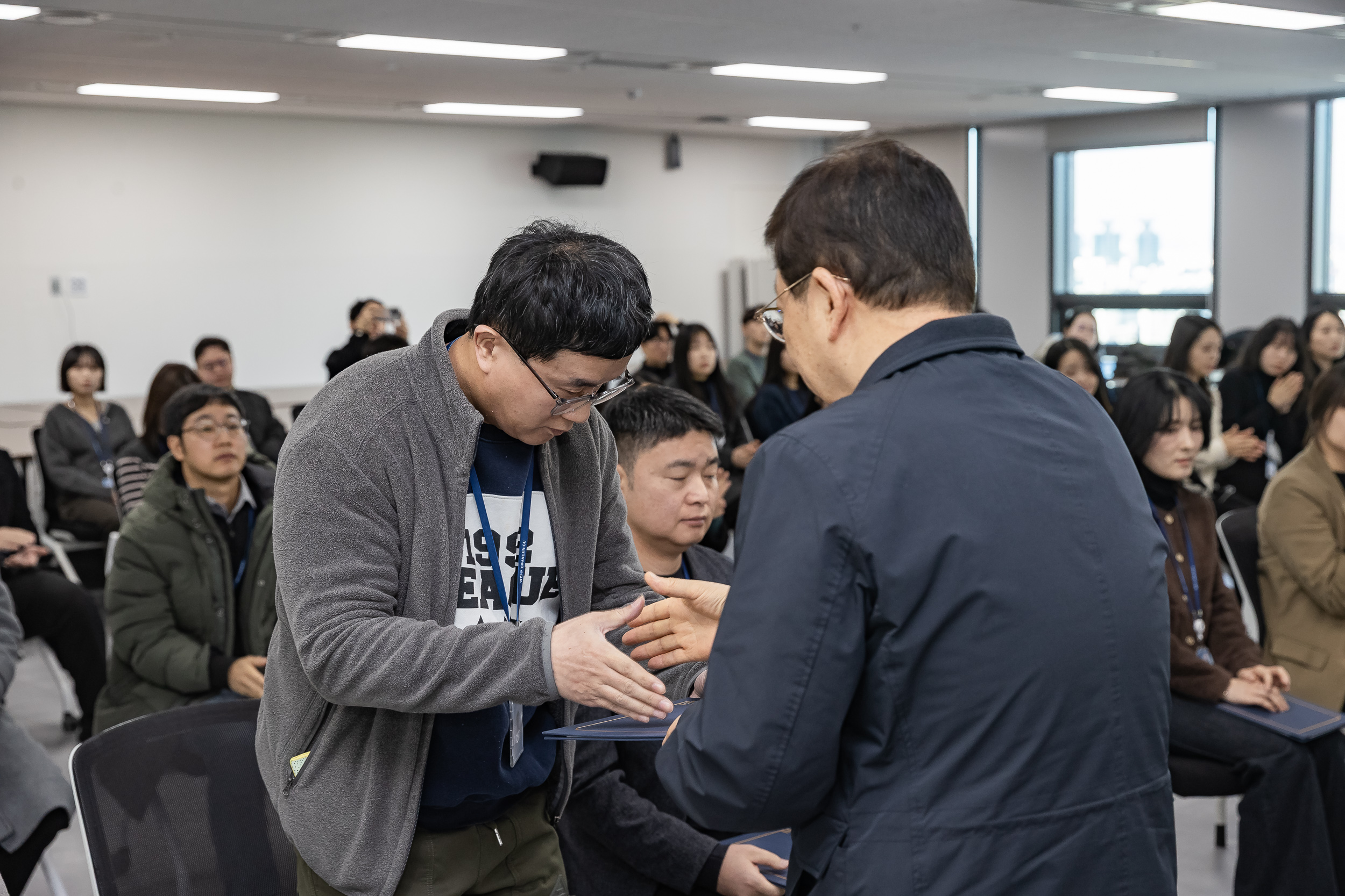 20251226-2026년 상반기 정기인사 발령장 수여식 20251226-55211_L_203817.jpg