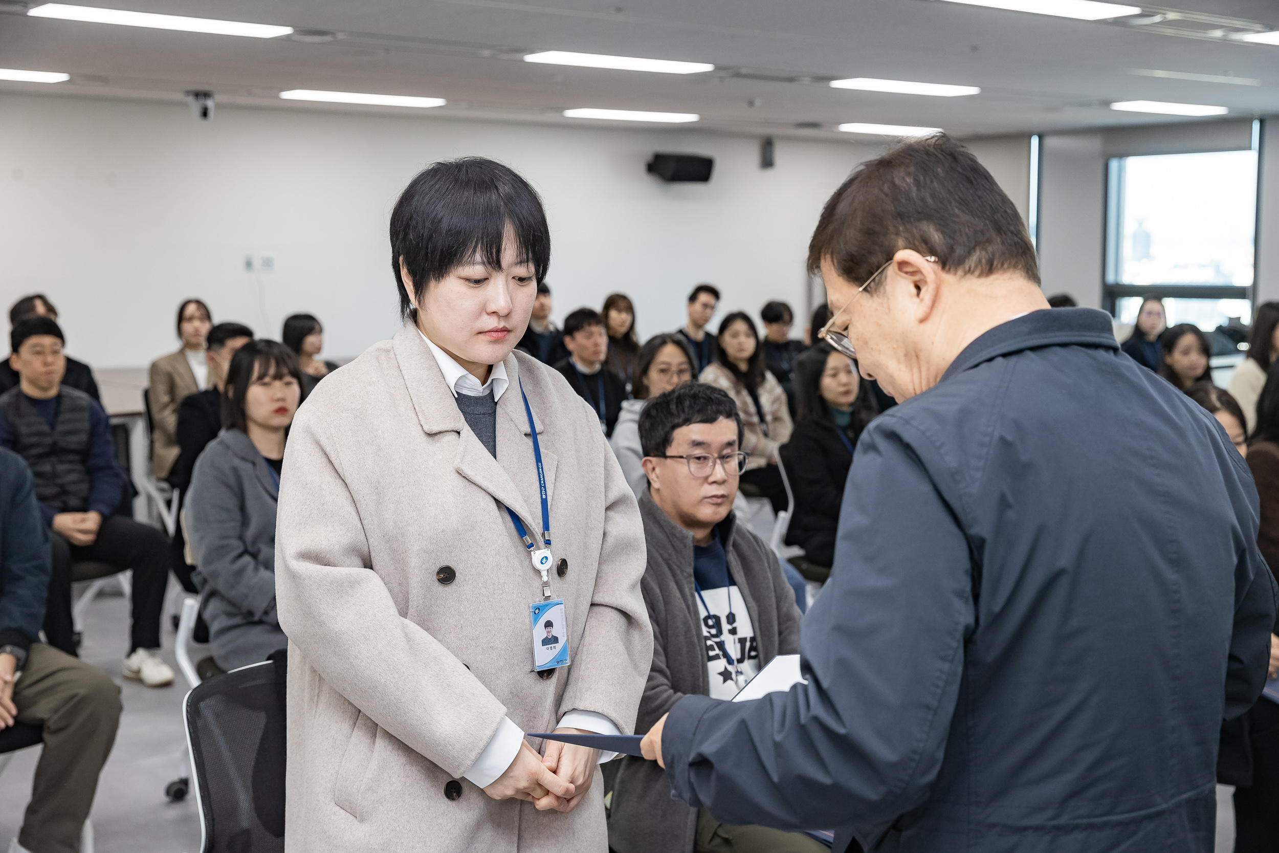 20251226-2026년 상반기 정기인사 발령장 수여식 20251226-55214_L_203817.jpg