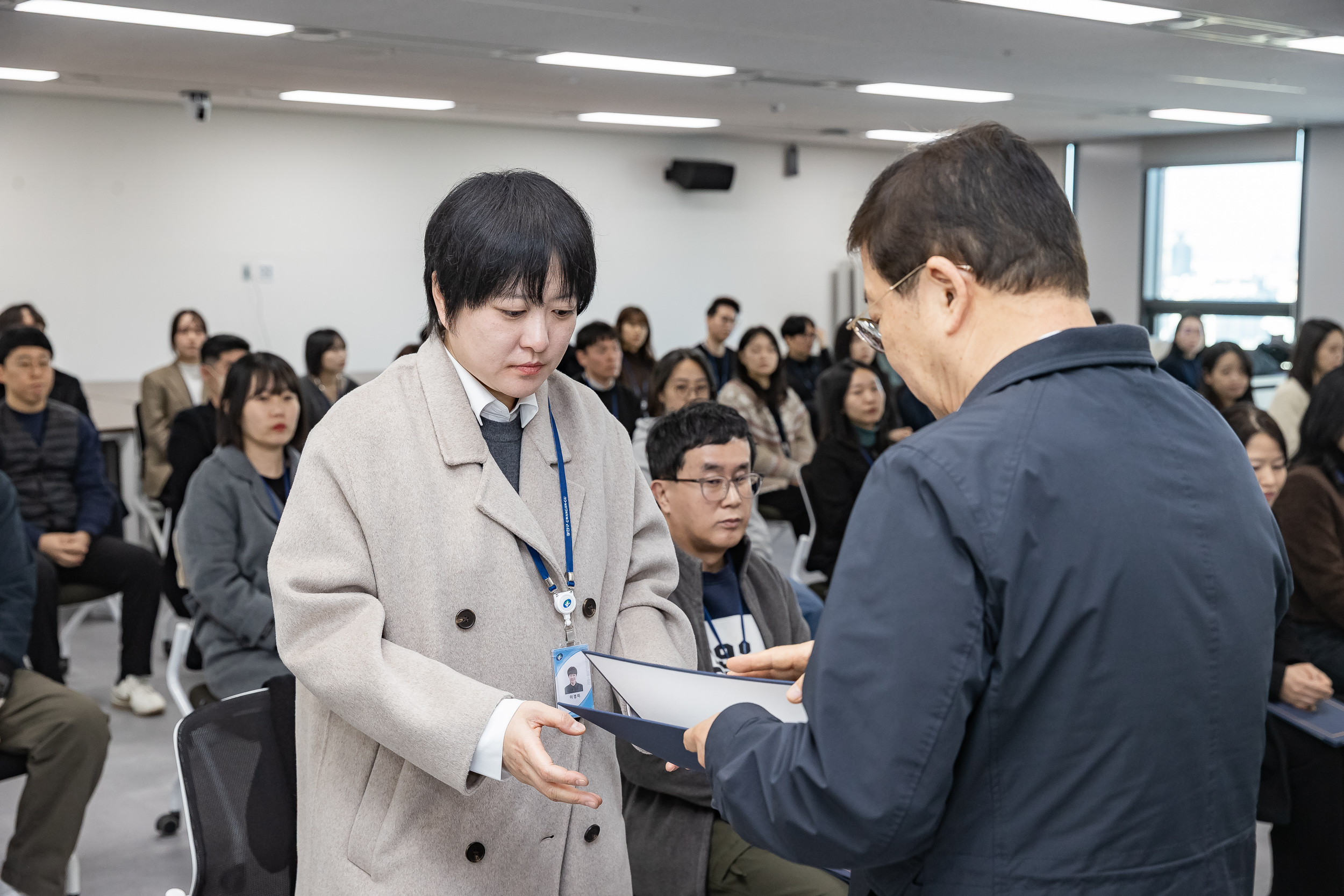 20251226-2026년 상반기 정기인사 발령장 수여식 20251226-55219_L_203817.jpg