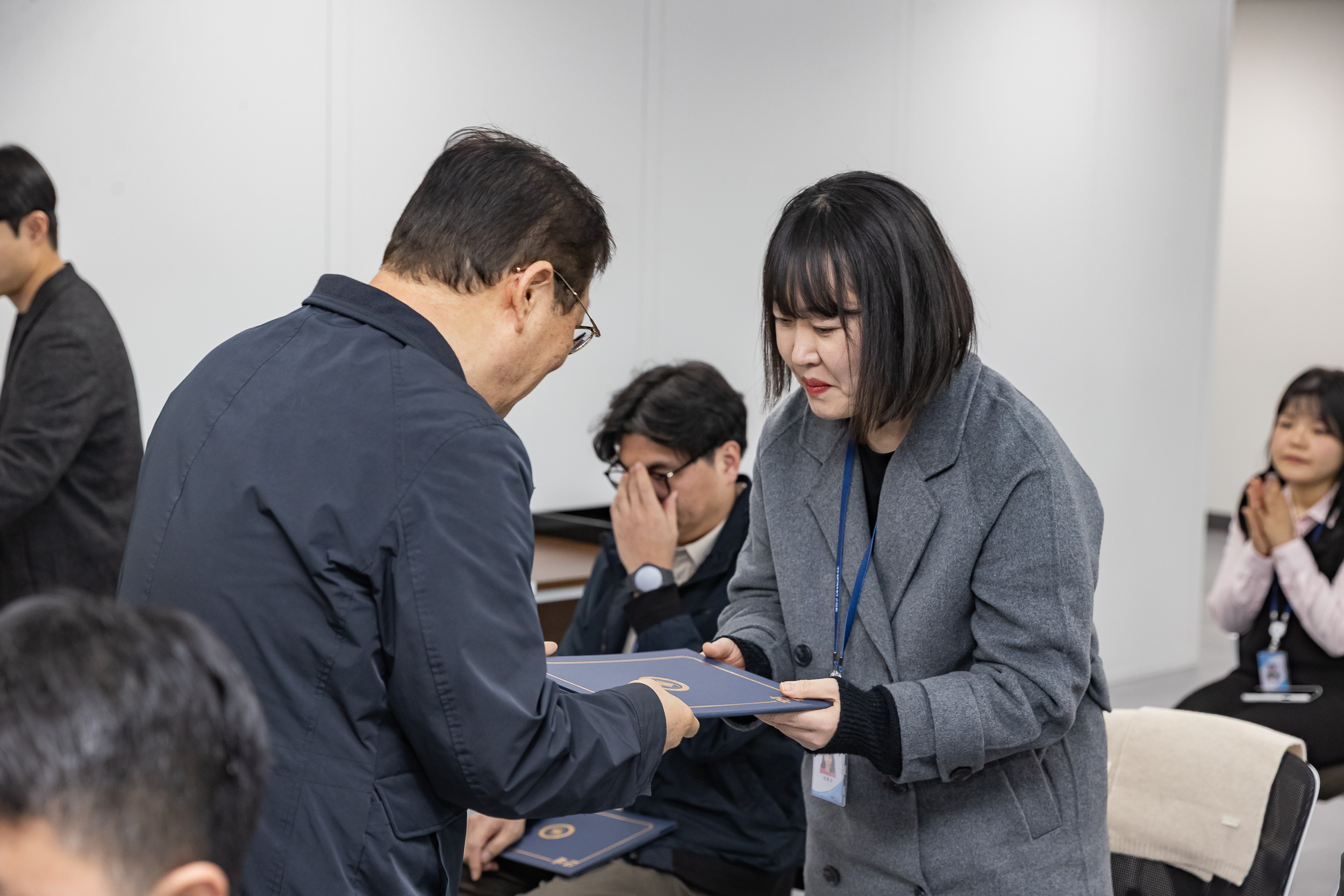 20251226-2026년 상반기 정기인사 발령장 수여식 20251226-55233_L_203817.jpg