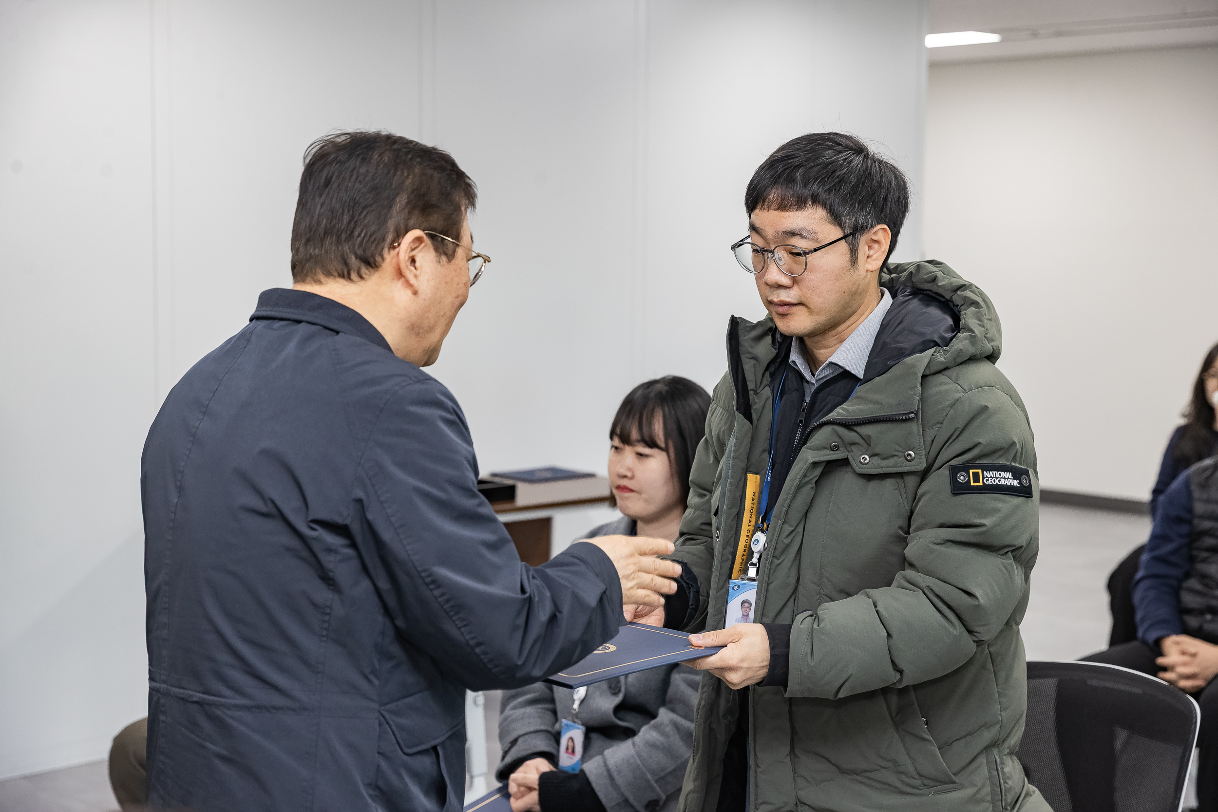 20251226-2026년 상반기 정기인사 발령장 수여식 20251226-55243_L_203817.jpg