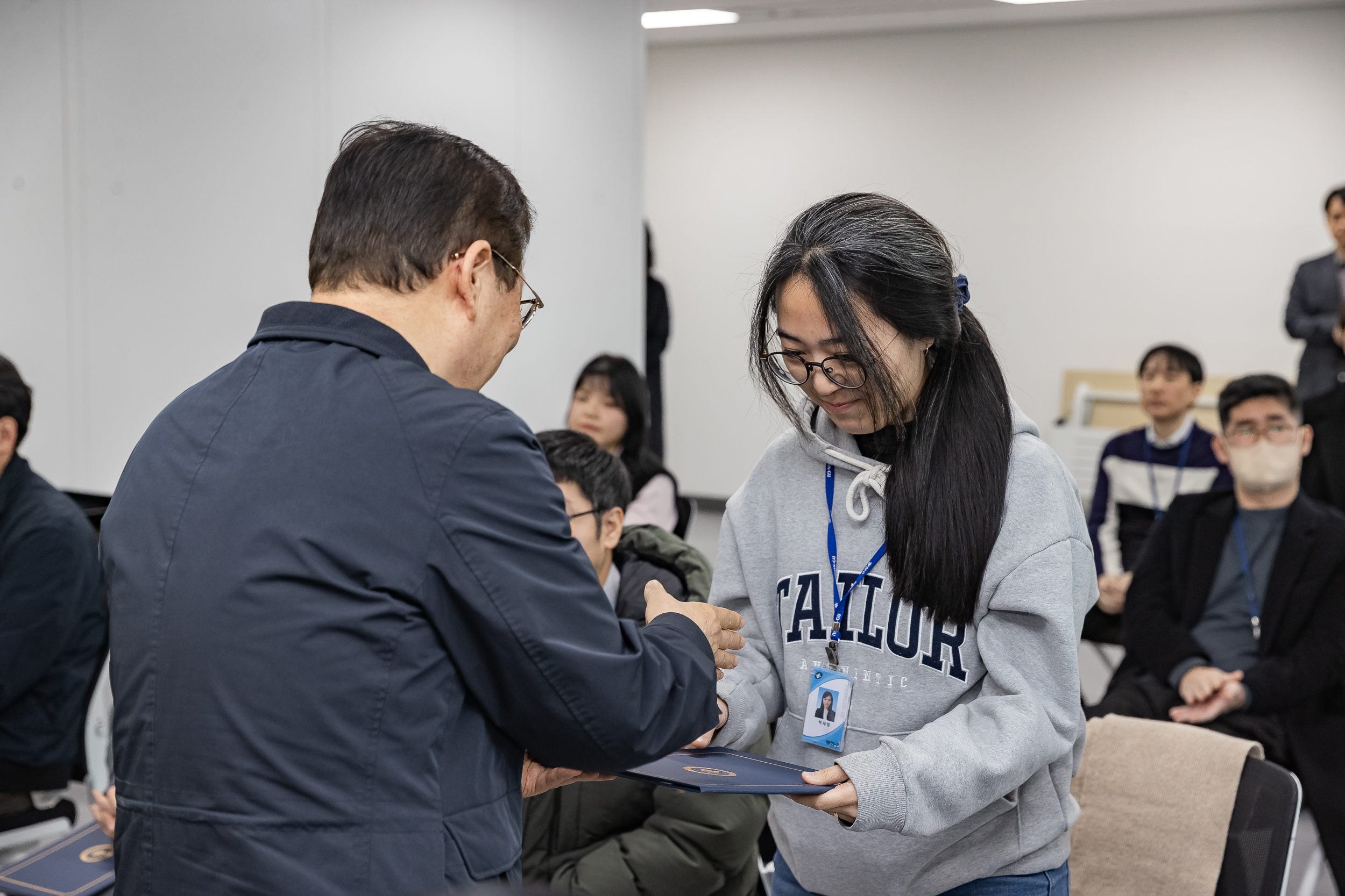 20251226-2026년 상반기 정기인사 발령장 수여식 20251226-55250_L_203817.jpg