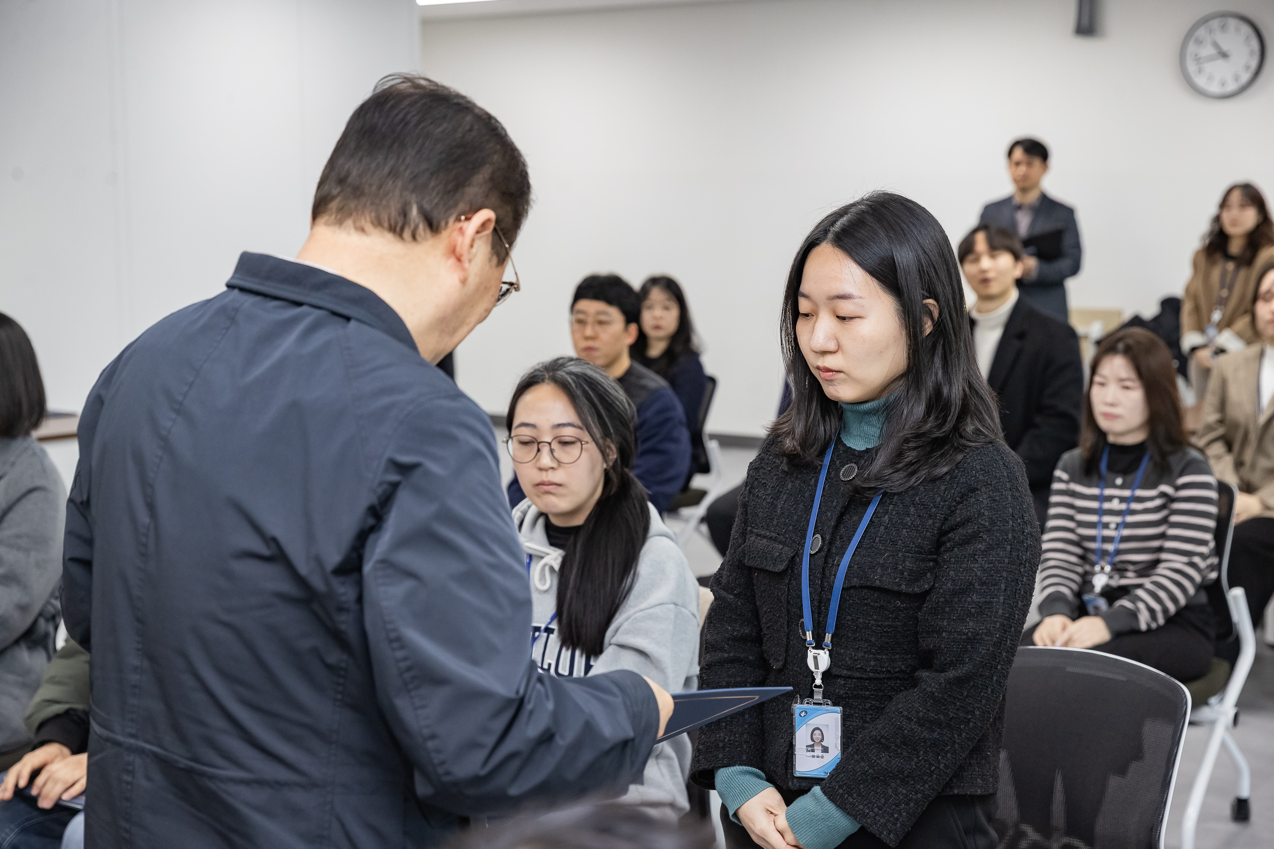 20251226-2026년 상반기 정기인사 발령장 수여식 20251226-55252_L_203817.jpg