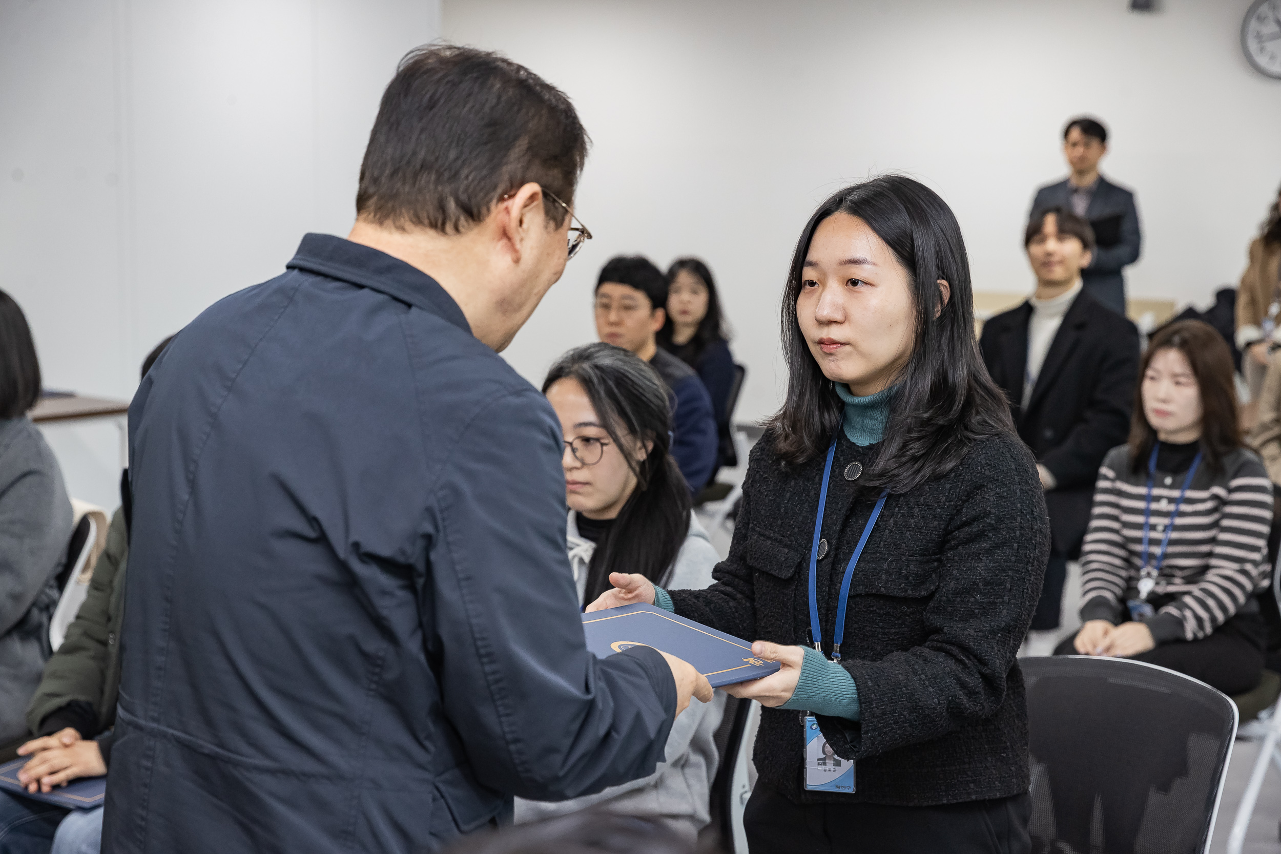 20251226-2026년 상반기 정기인사 발령장 수여식 20251226-55258_L_203817.jpg