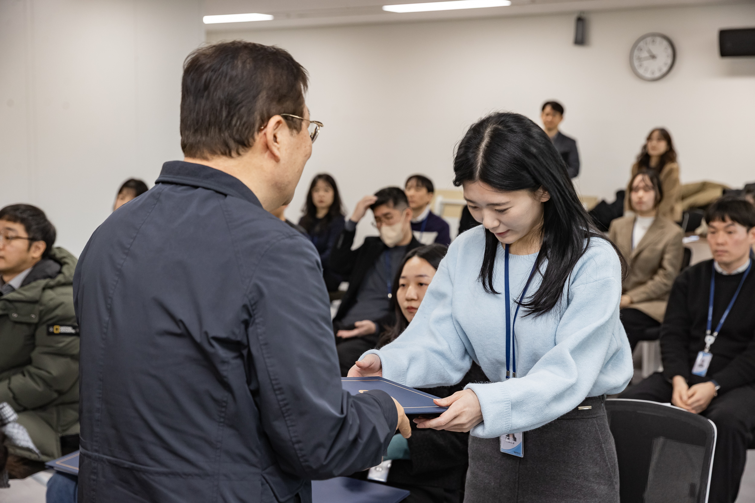 20251226-2026년 상반기 정기인사 발령장 수여식 20251226-55267_L_203817.jpg