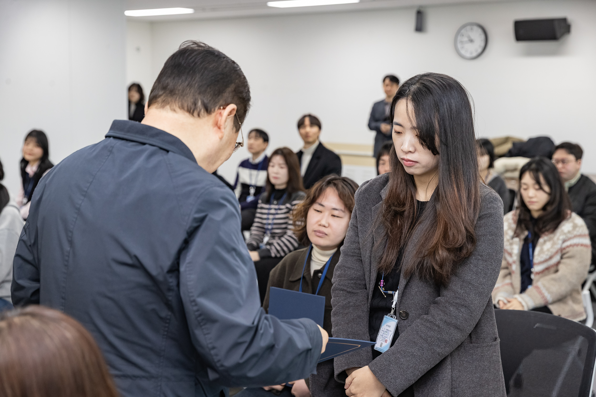 20251226-2026년 상반기 정기인사 발령장 수여식 20251226-55285_L_203817.jpg