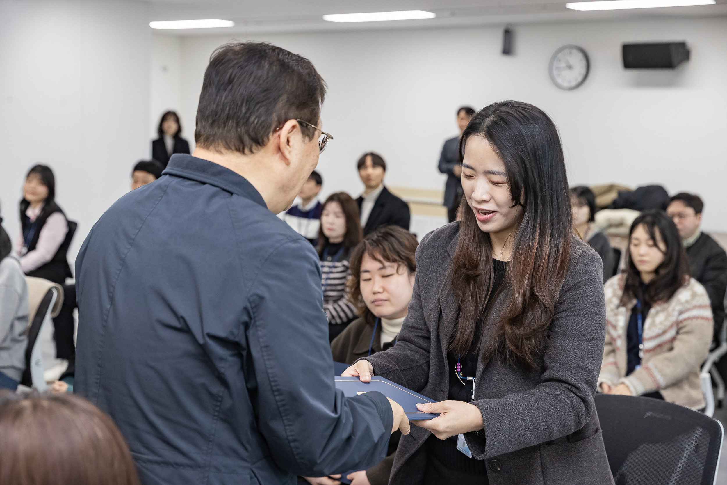 20251226-2026년 상반기 정기인사 발령장 수여식 20251226-55288_L_203817.jpg