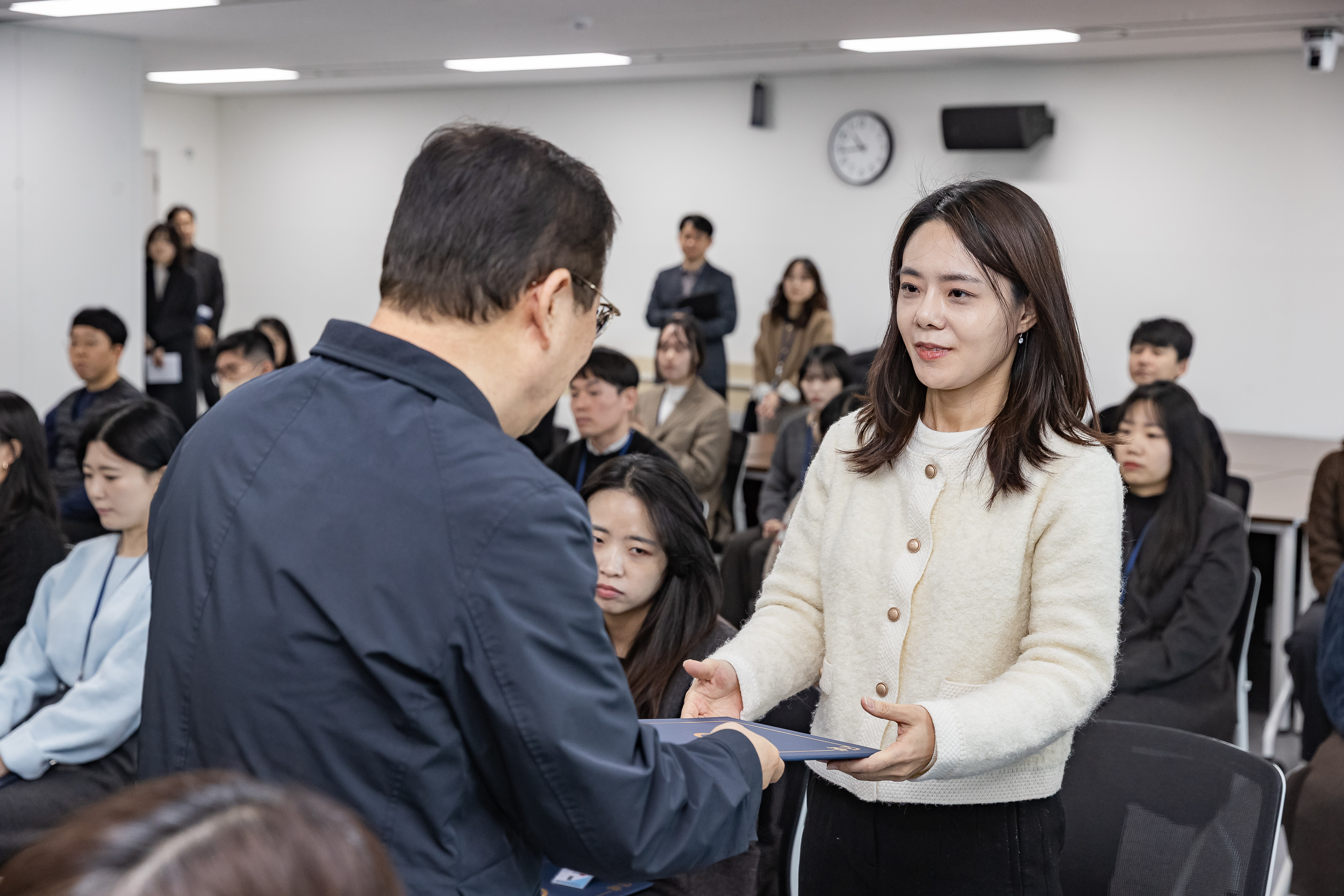 20251226-2026년 상반기 정기인사 발령장 수여식 20251226-55299_L_203817.jpg