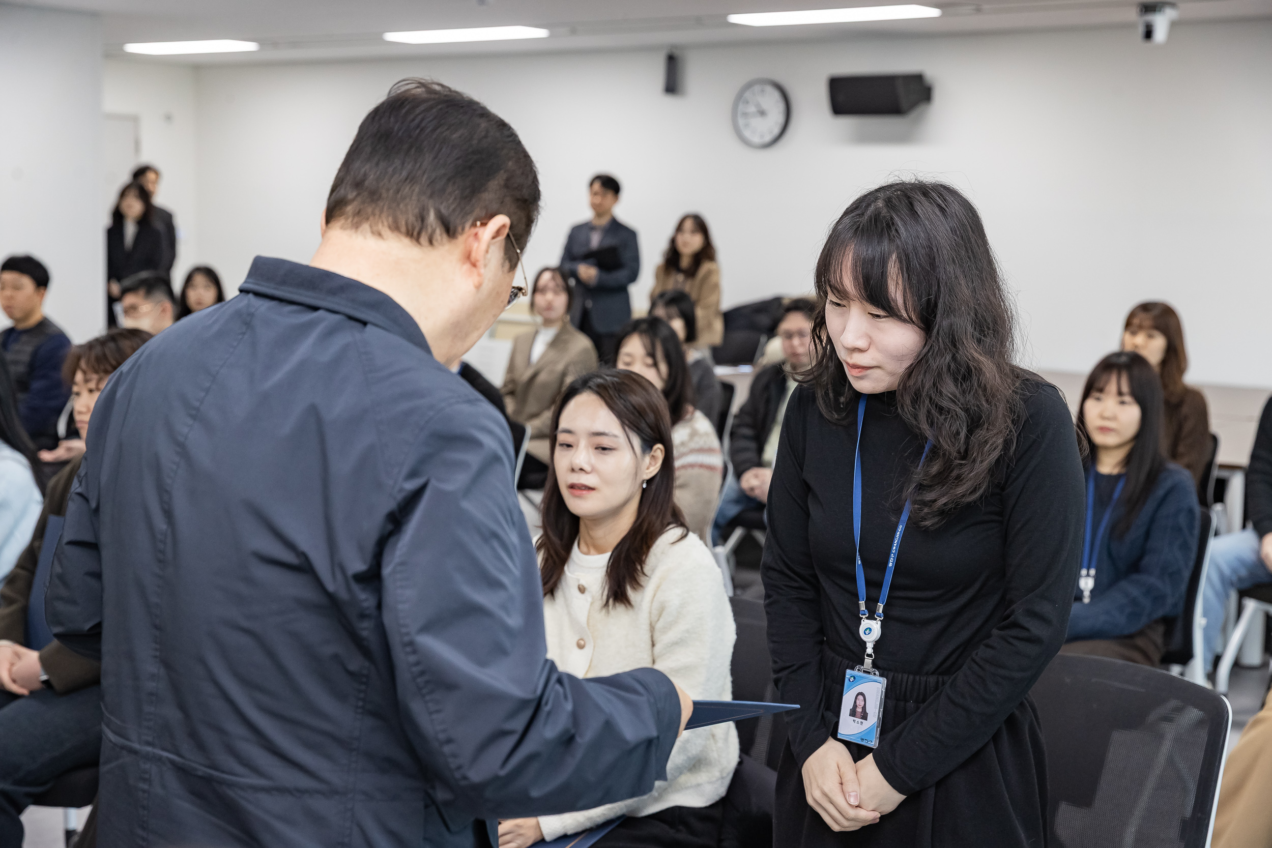 20251226-2026년 상반기 정기인사 발령장 수여식 20251226-55307_L_203817.jpg