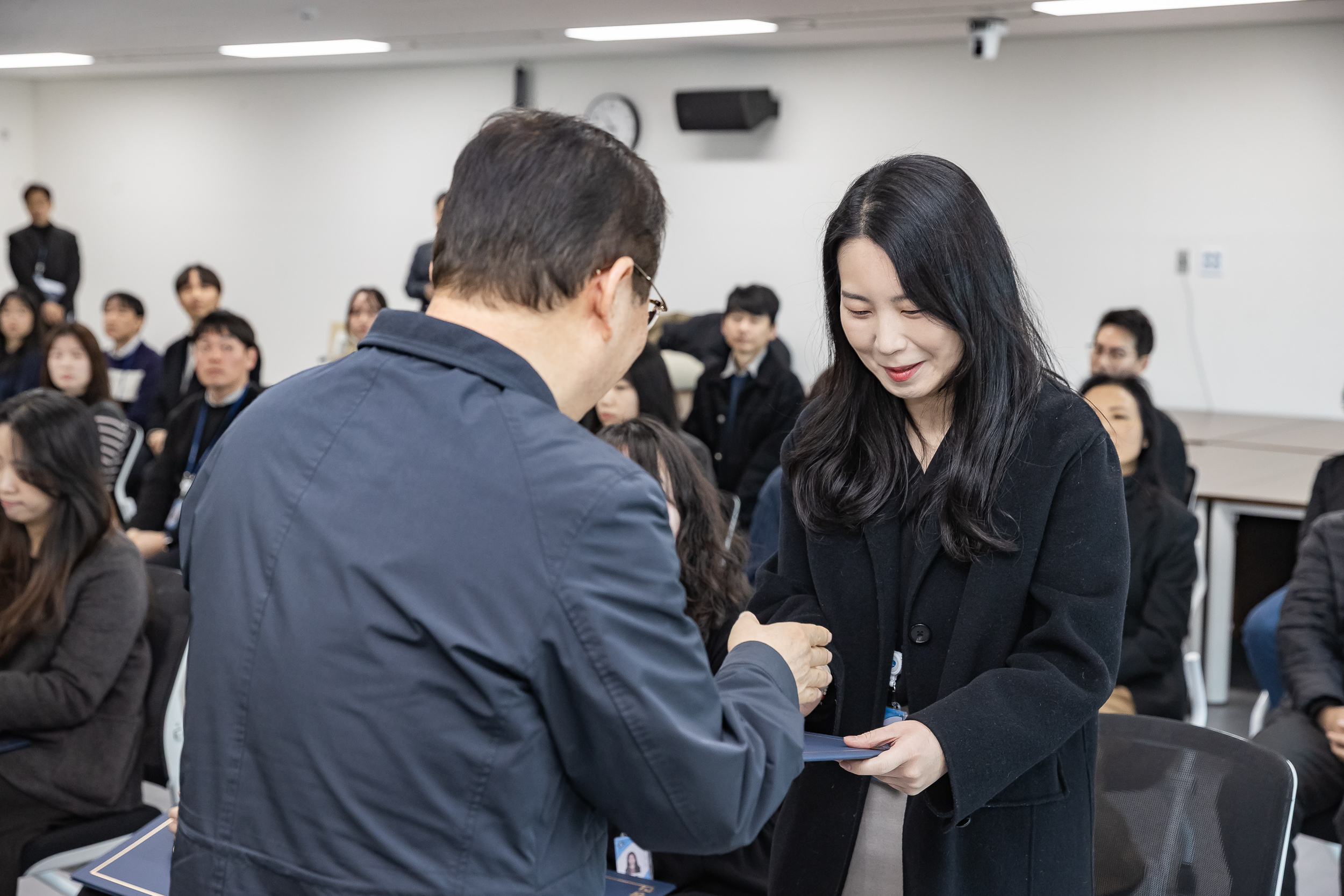 20251226-2026년 상반기 정기인사 발령장 수여식 20251226-55319_L_203817.jpg