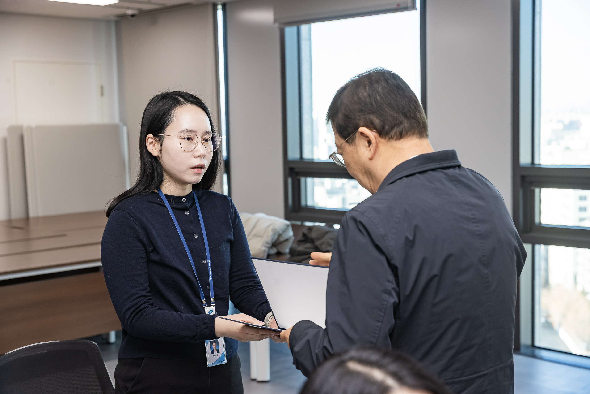 20251226-2026년 상반기 정기인사 발령장 수여식 20251226-55327_L_203817.jpg