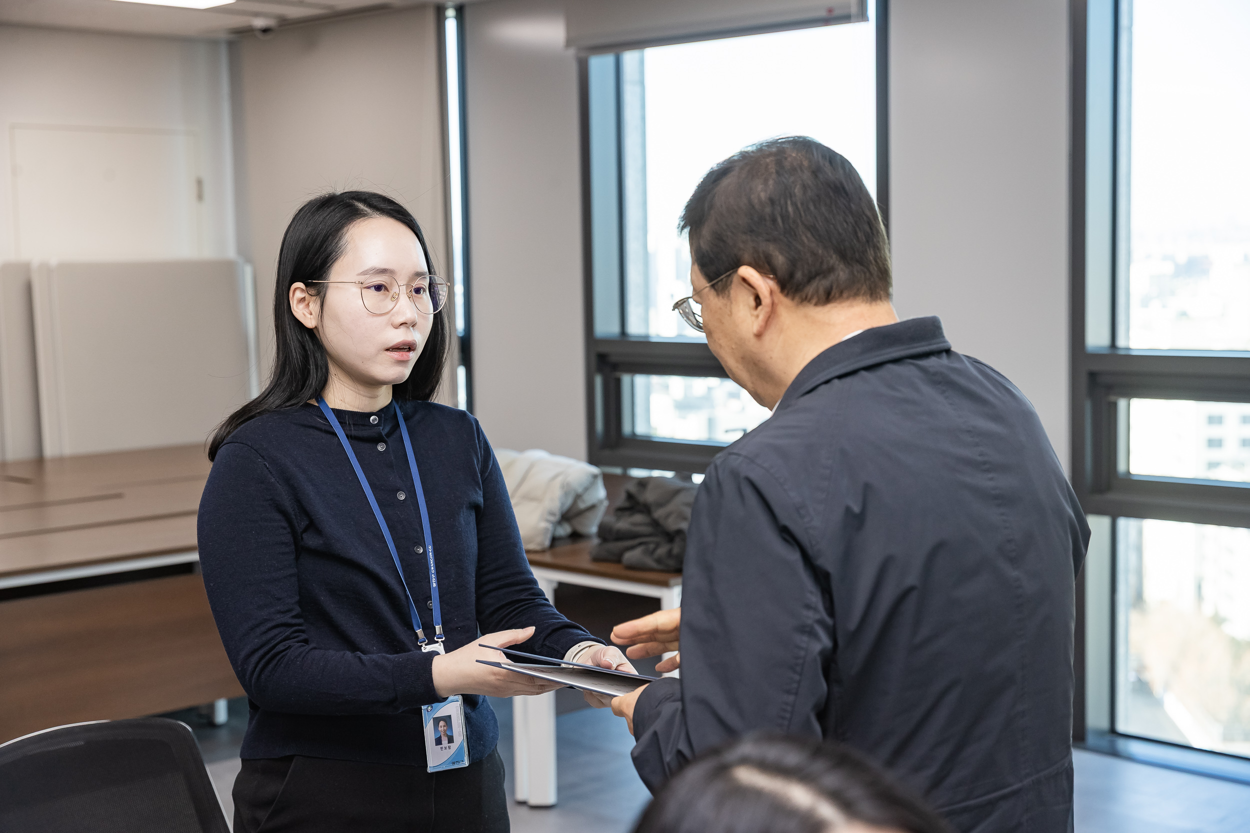 20251226-2026년 상반기 정기인사 발령장 수여식 20251226-55329_L_203817.jpg