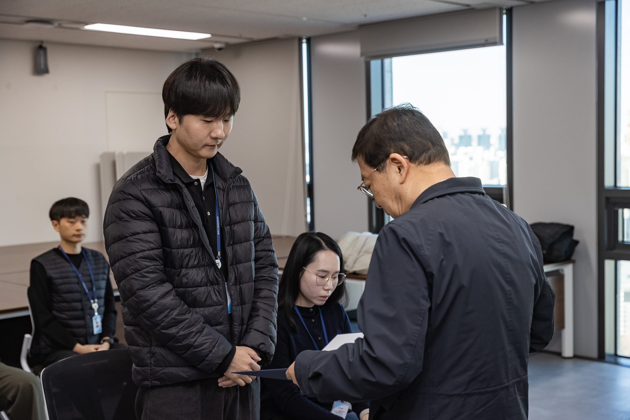 20251226-2026년 상반기 정기인사 발령장 수여식 20251226-55333_L_203817.jpg