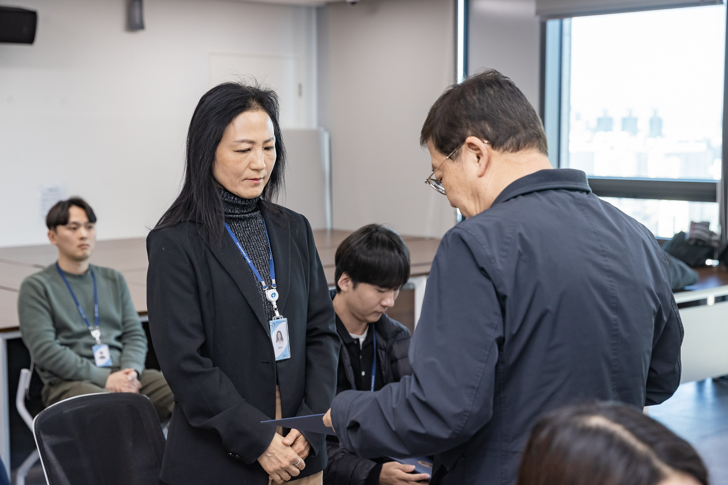 20251226-2026년 상반기 정기인사 발령장 수여식 20251226-55346_L_203818.jpg
