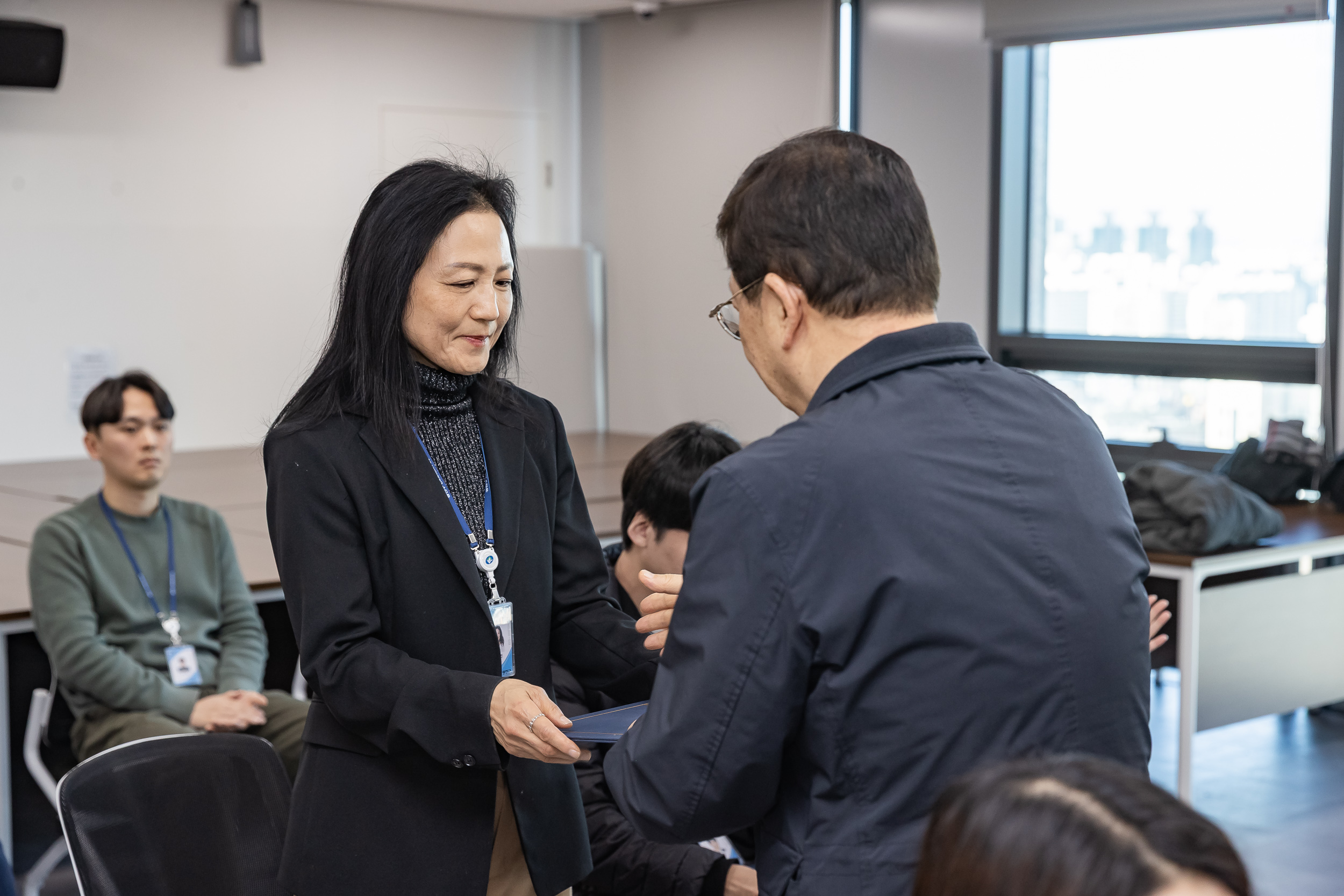 20251226-2026년 상반기 정기인사 발령장 수여식 20251226-55353_L_203818.jpg