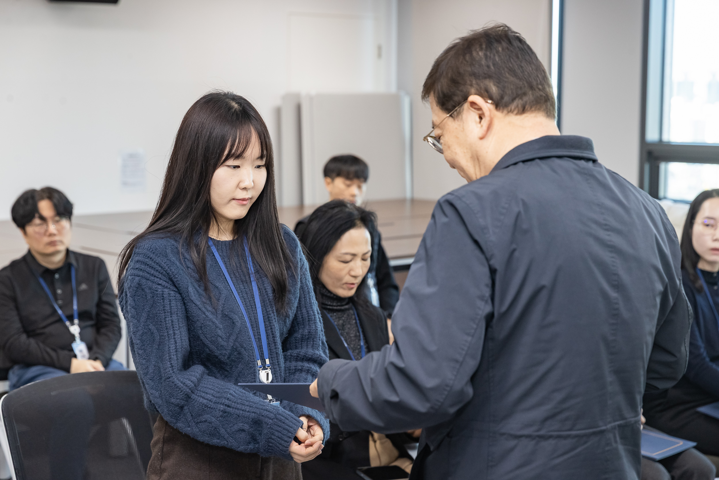 20251226-2026년 상반기 정기인사 발령장 수여식 20251226-55362_L_203818.jpg