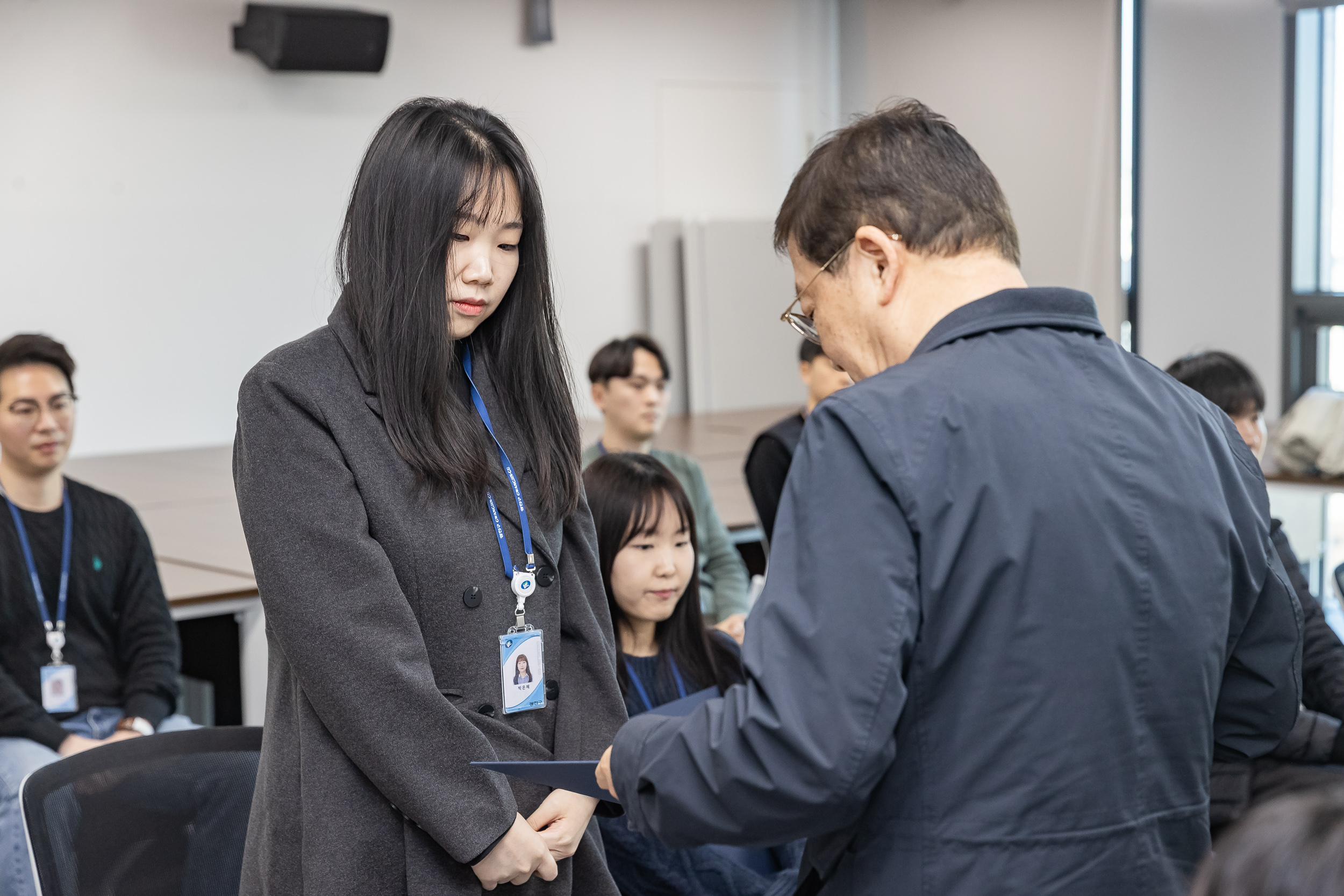 20251226-2026년 상반기 정기인사 발령장 수여식 20251226-55367_L_203818.jpg